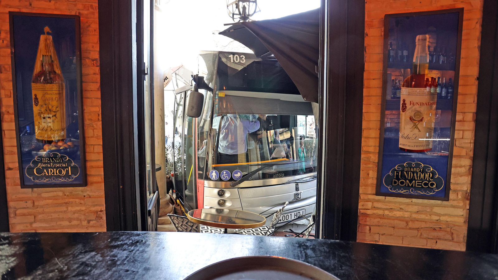 Un autobús se empotra en el Gallo Azul de Jerez