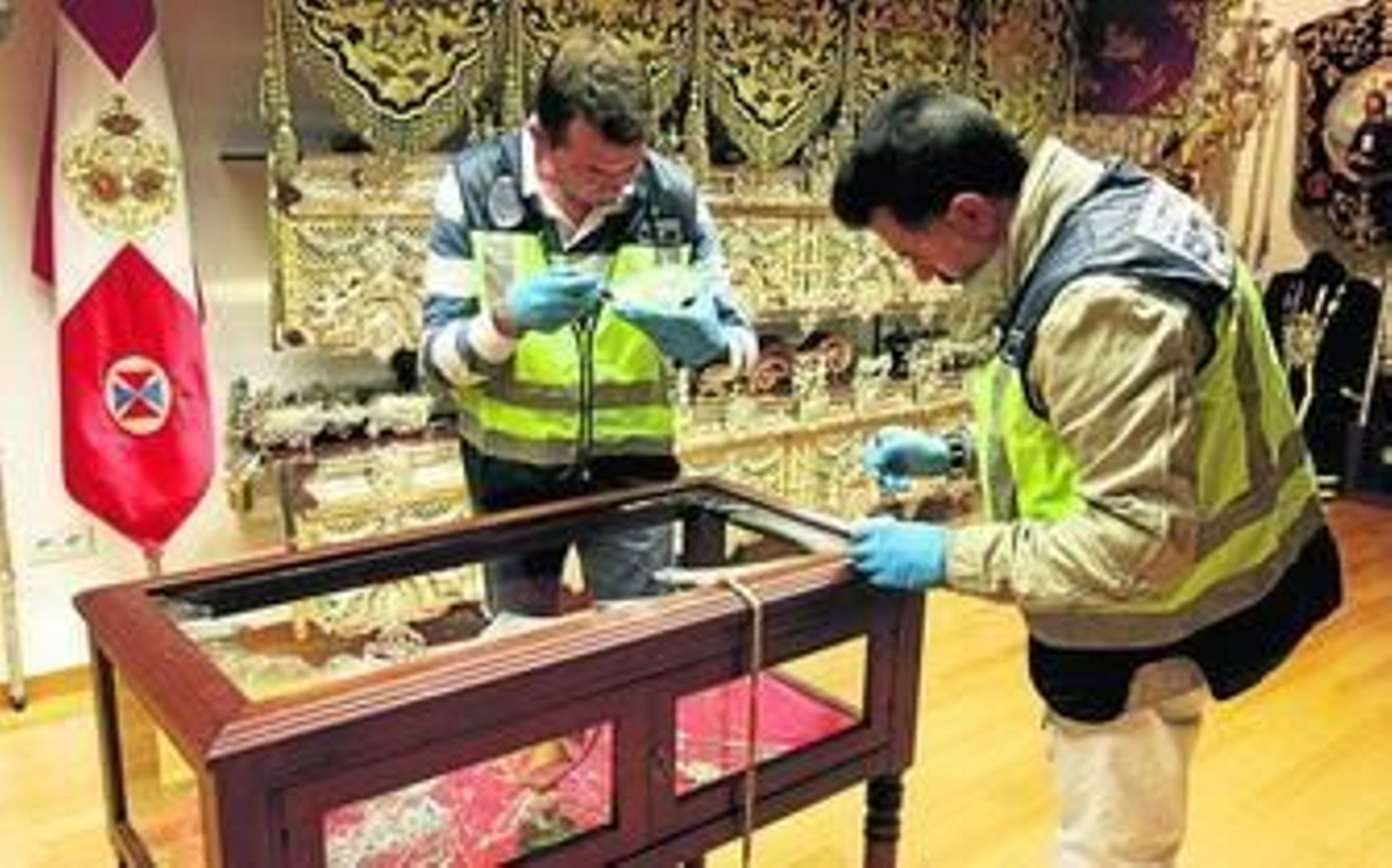 La Policía Científica durante la toma de muestras en la Casa de Hermandad del Prendimiento, en noviembre de 2013.