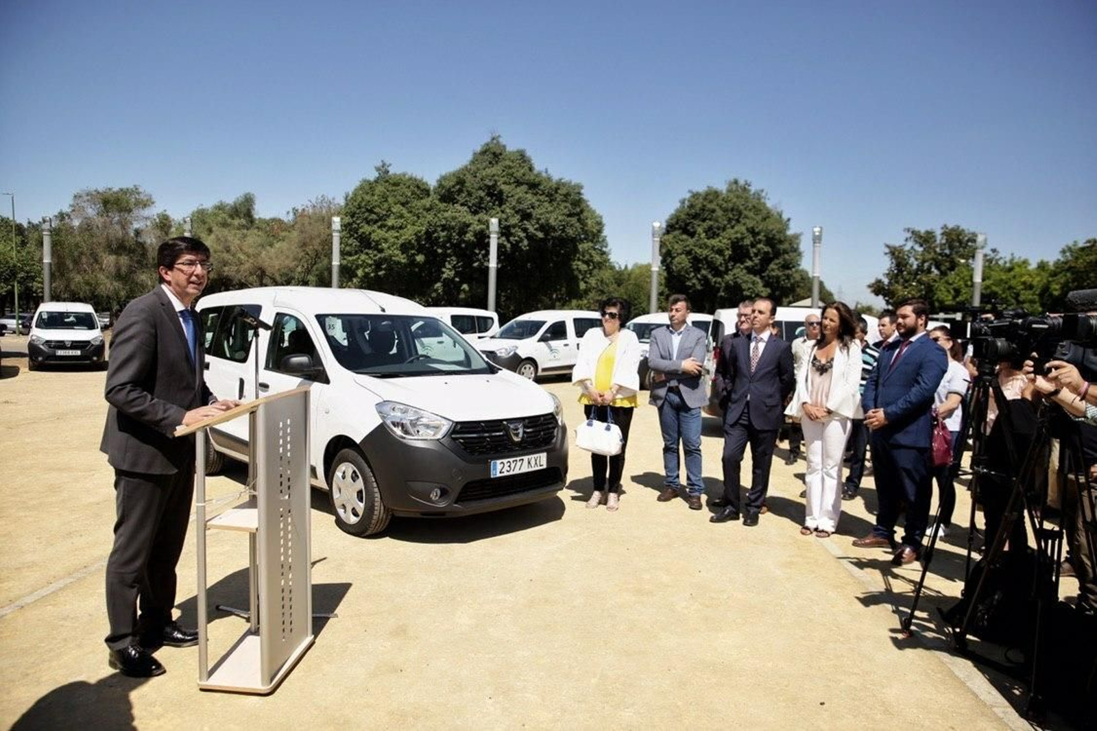 El videpresidente de la Junta, Juan Marín, habla durante el acto de entrega de las furgonetas.