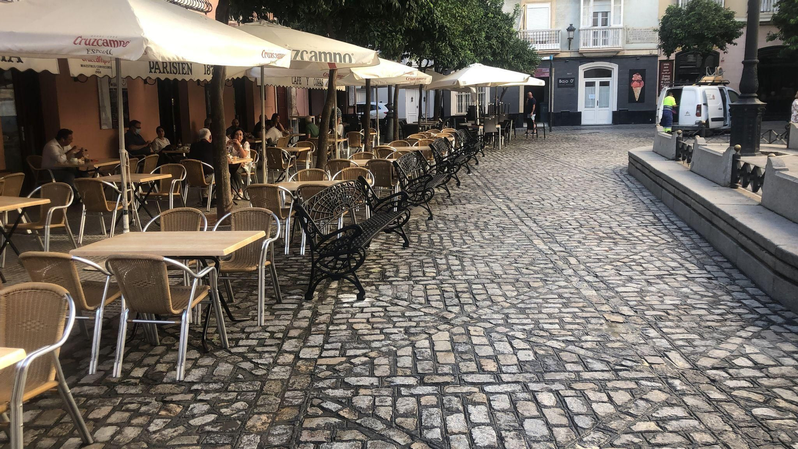 Los nuevos bancos instalados en la plaza gaditana.