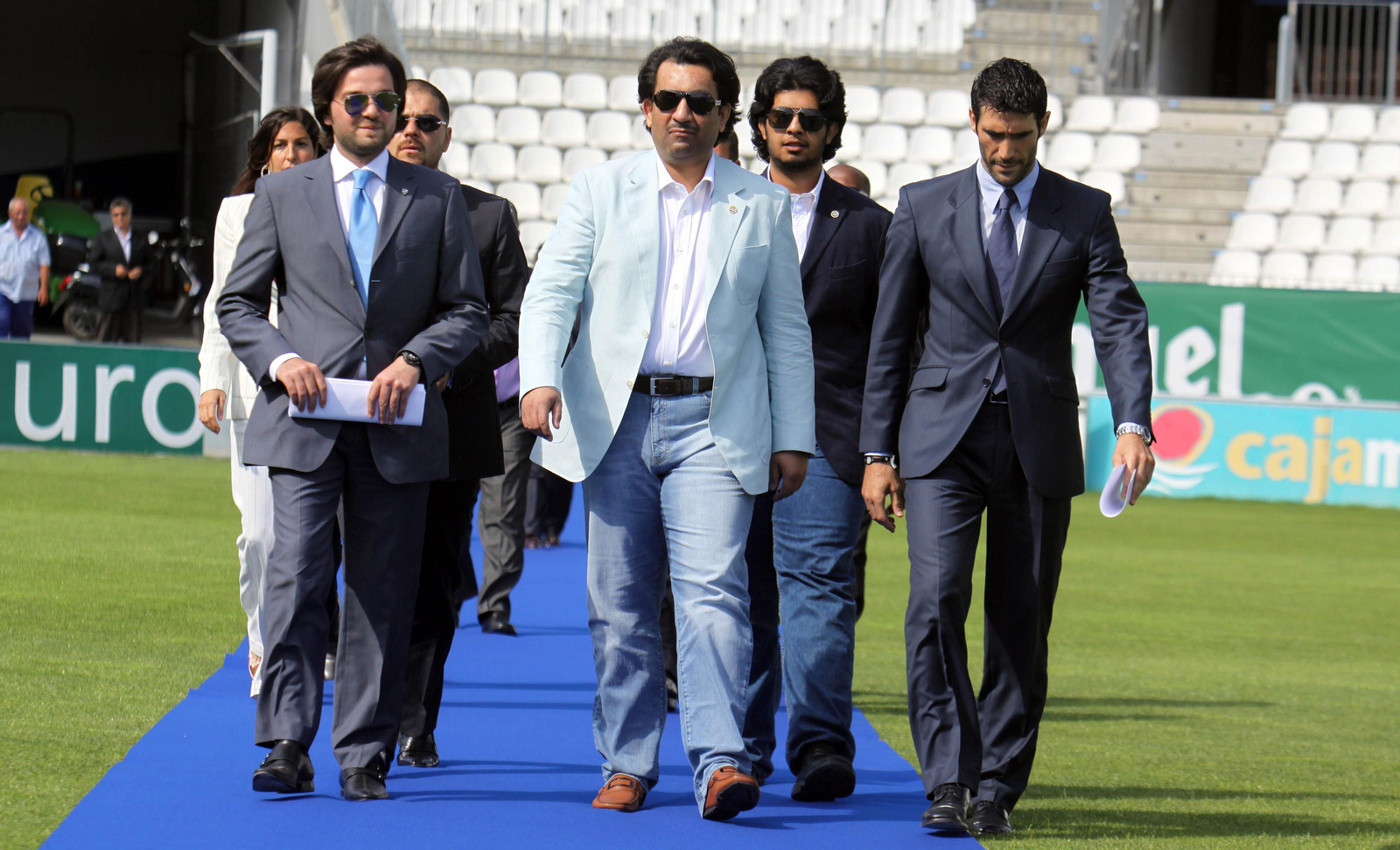 Presentación del jeque Al-Thani con su séquito y Fernando Sanz en La Rosaleda.