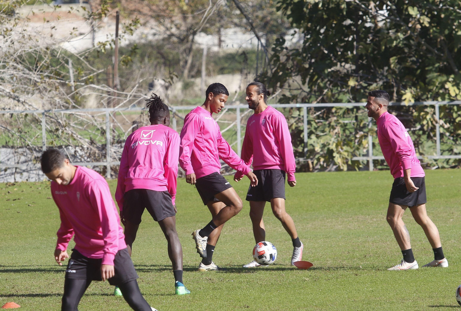 Djetei, Sidoel, Mario Ortiz y Álex Robles, en un rondo durante un entrenamiento en la Ciudad Deportiva. Djetei, Sidoel, Mario Ortiz y Álex Robles, en un rondo durante un entrenamiento en la Ciudad Deportiva.