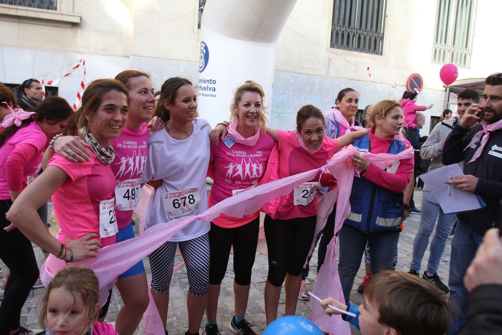 Imágenes de la Carrera contra el cáncer de mama de Huelva.