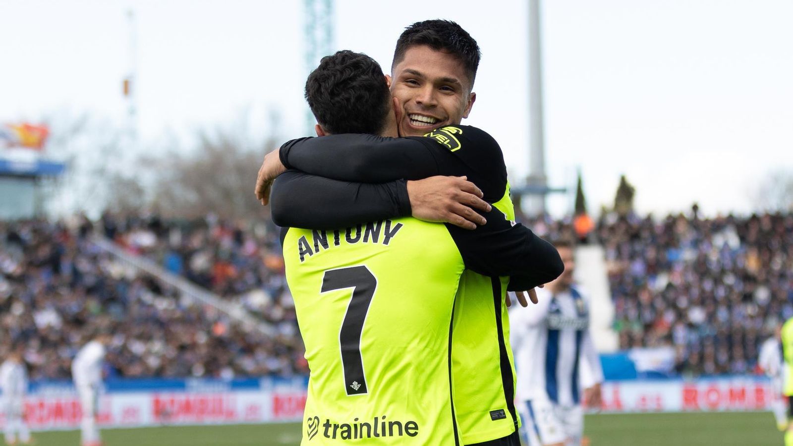 Antony y el Cucho Hernández se abrazan en el gol del colombiano.