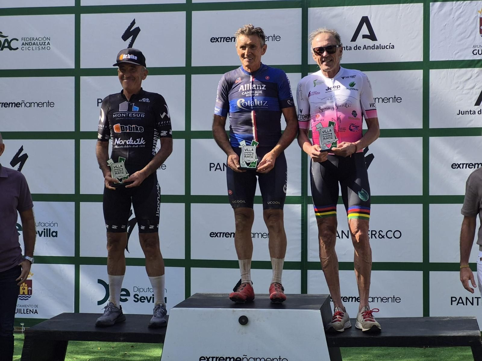 Mario Fernández, junto a Santiago Iglesias, primero, y David Soler, segundo.