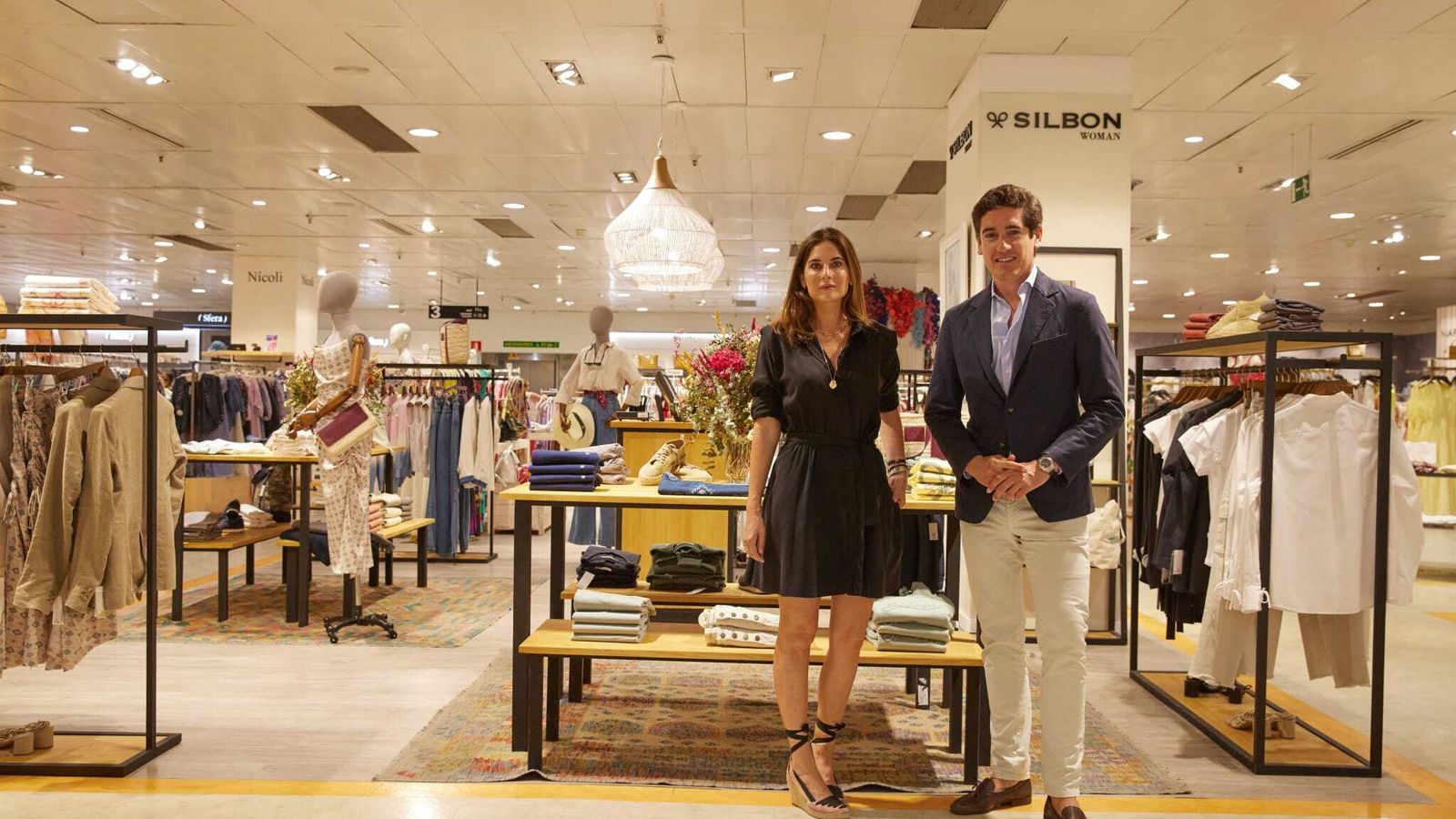 Lourdes Montes y Pablo López durante la inauguración del córner de Silbon en el Corte Inglés de Nervión.