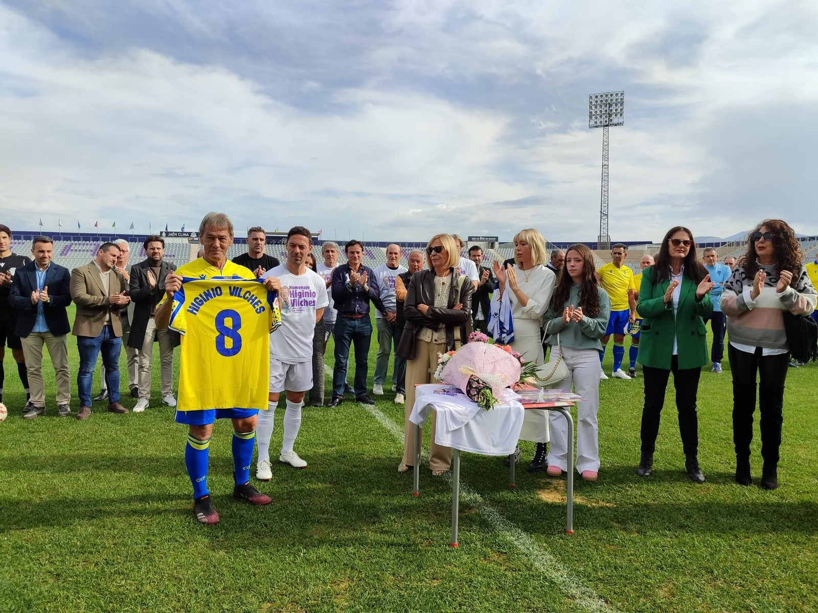 Entrega de una camiseta del Cádiz CF con el nombre de Higino Vilches.