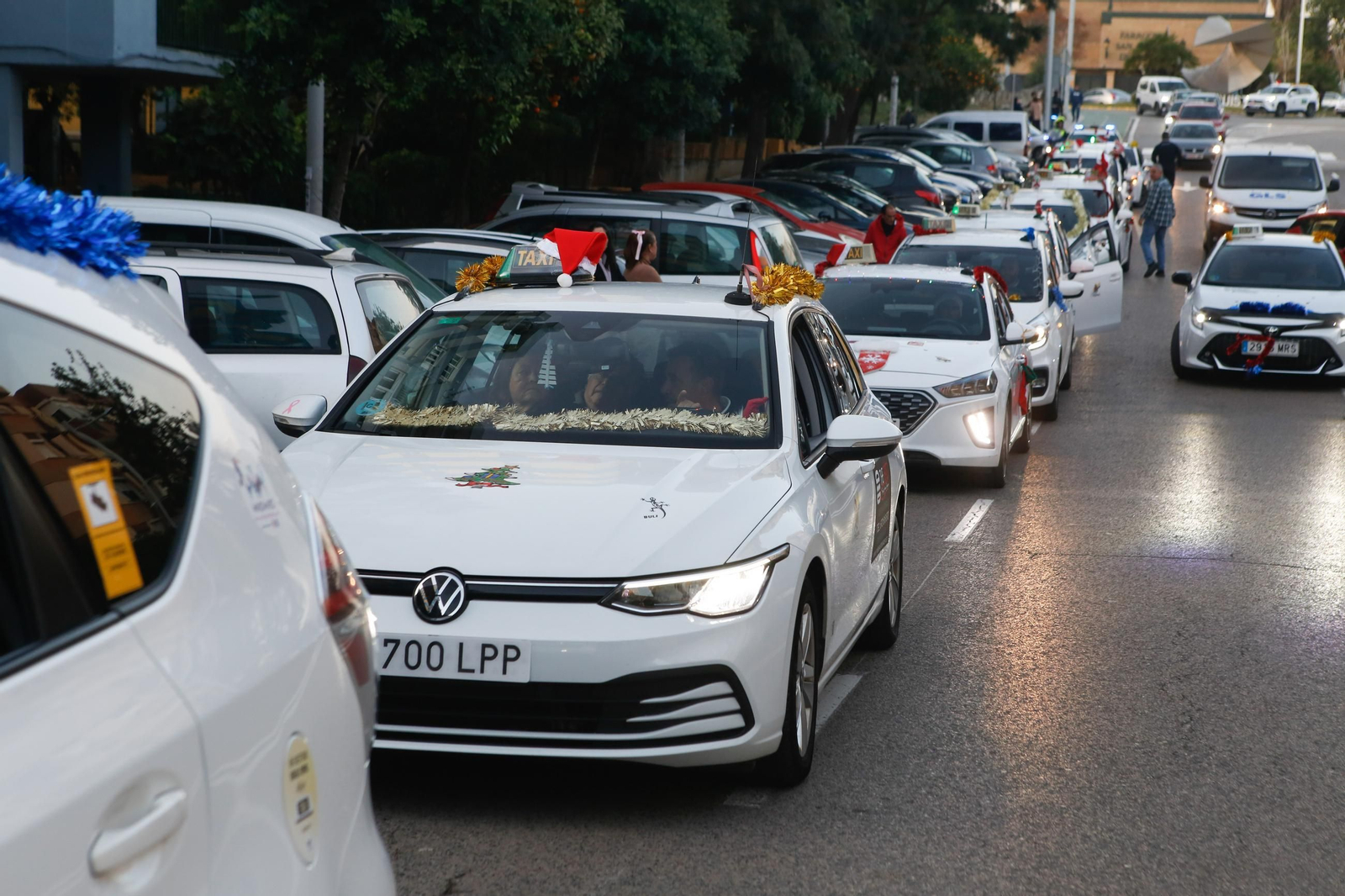 Las fotos del paseo en taxi al alumbrado de Navidad de Algeciras para los mayores