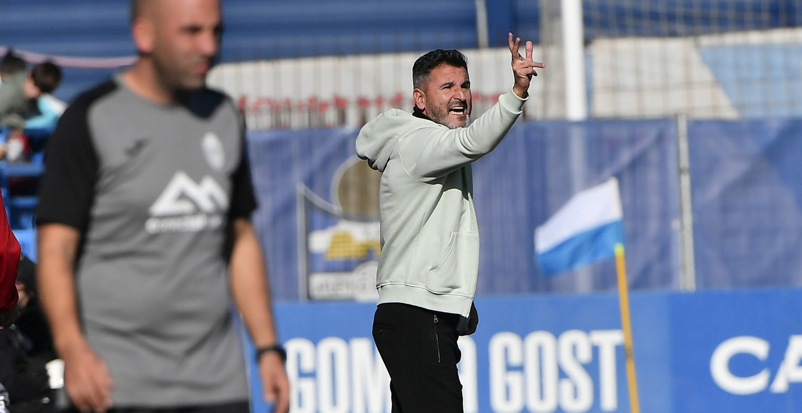 Iván Ania da indicaciones a sus jugadores durante el Atlético Baleares - Córdoba CF. Iván Ania da indicaciones a sus jugadores durante el Atlético Baleares - Córdoba CF.