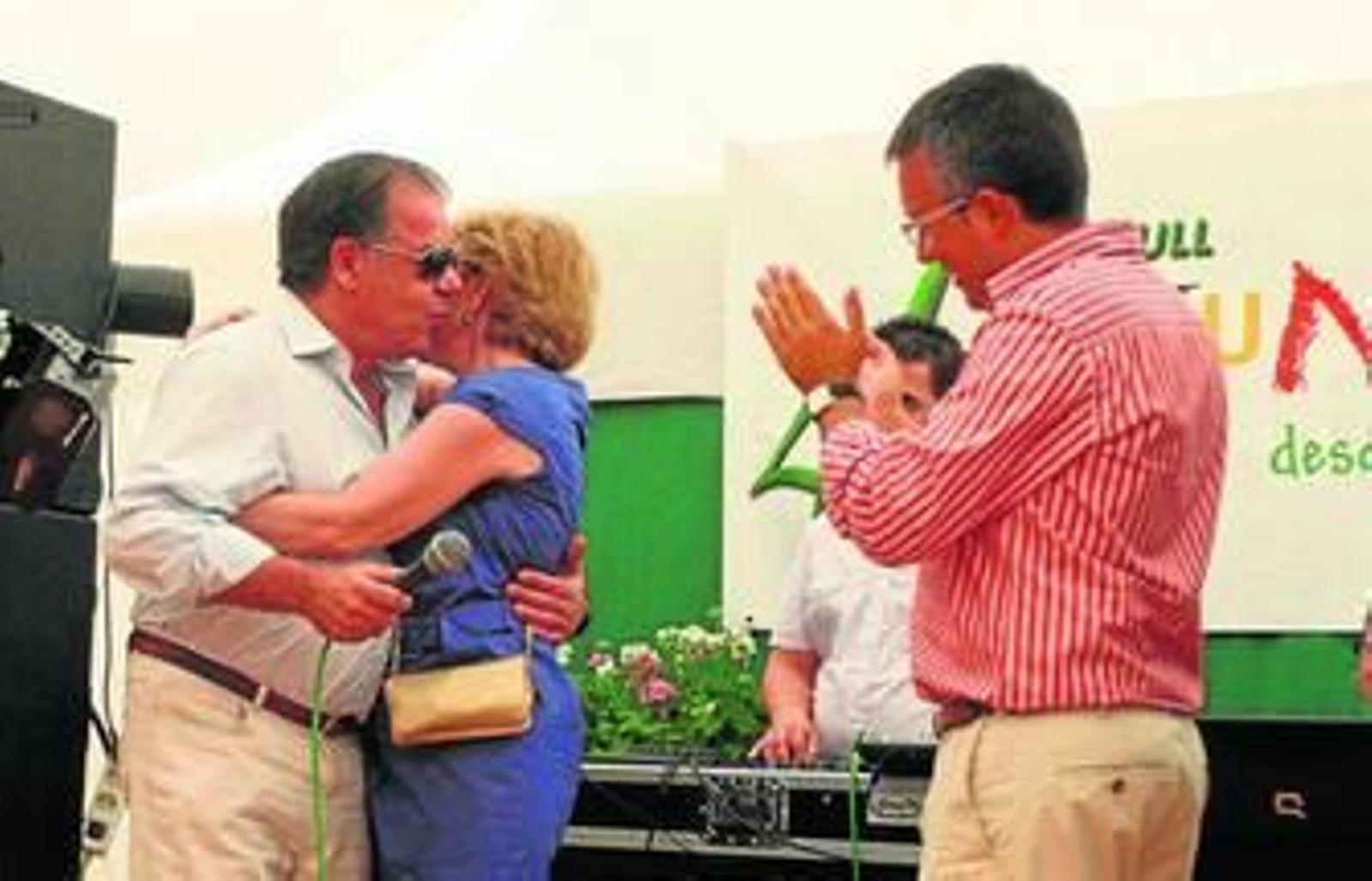 Miguel Rodríguez y María Luisa Escribano se funden en un abrazo tras el anuncio del empresario en 2010 bajo la mirada de Alejandro Sánchez.
