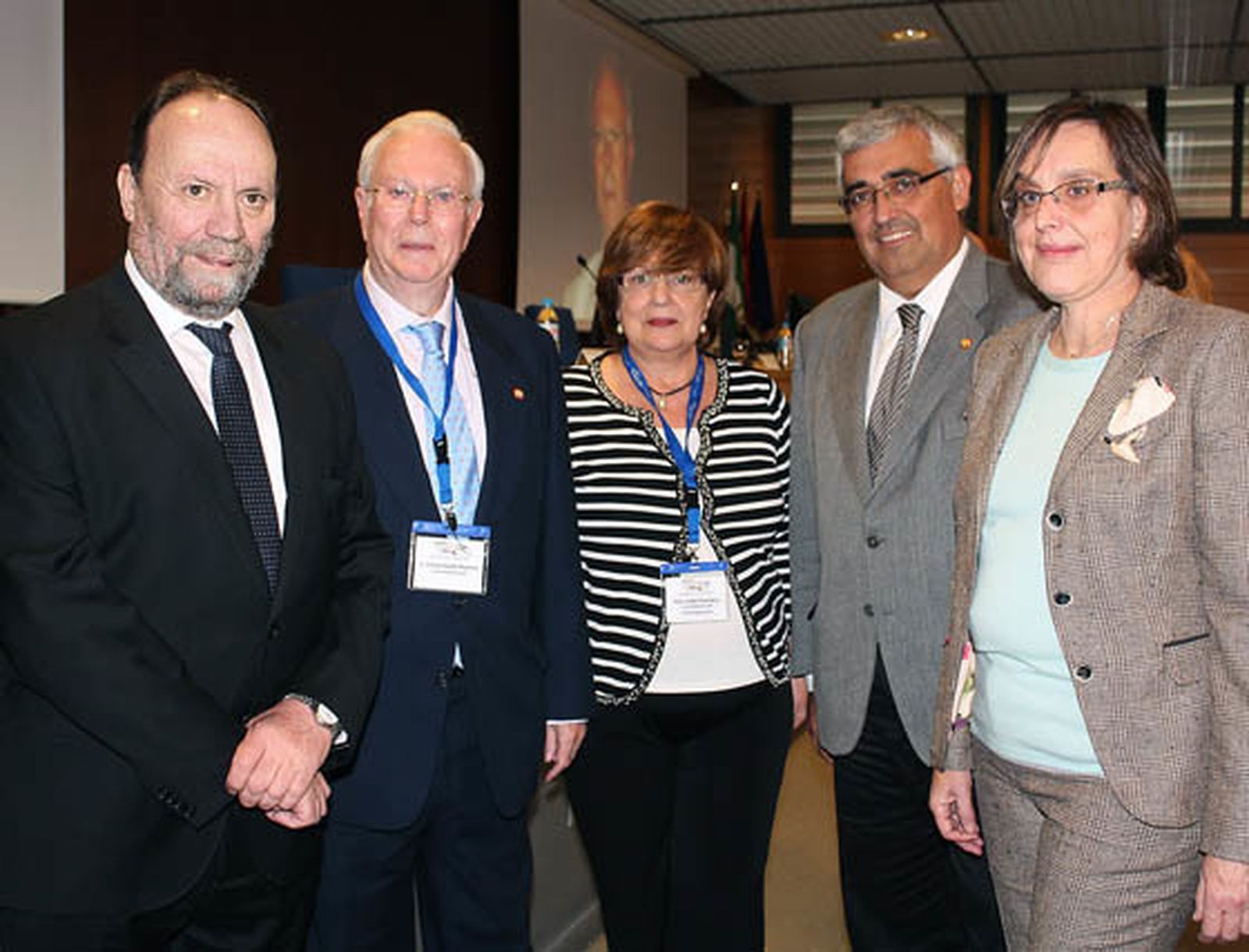 Francisco González Lodeiro, rector de la Universidad de Granada, discípulo del homenajeado; el profesor emérito Emilio Galán Huertos; Isabel González Díez, presidenta del Comité Organizador del homenaje; el rector de la Universidad de Sevilla, Antonio Ramírez de Arellano, y Pilar Malet, decana de la Facultad de Química (US).  Foto: Victoria Ramírez