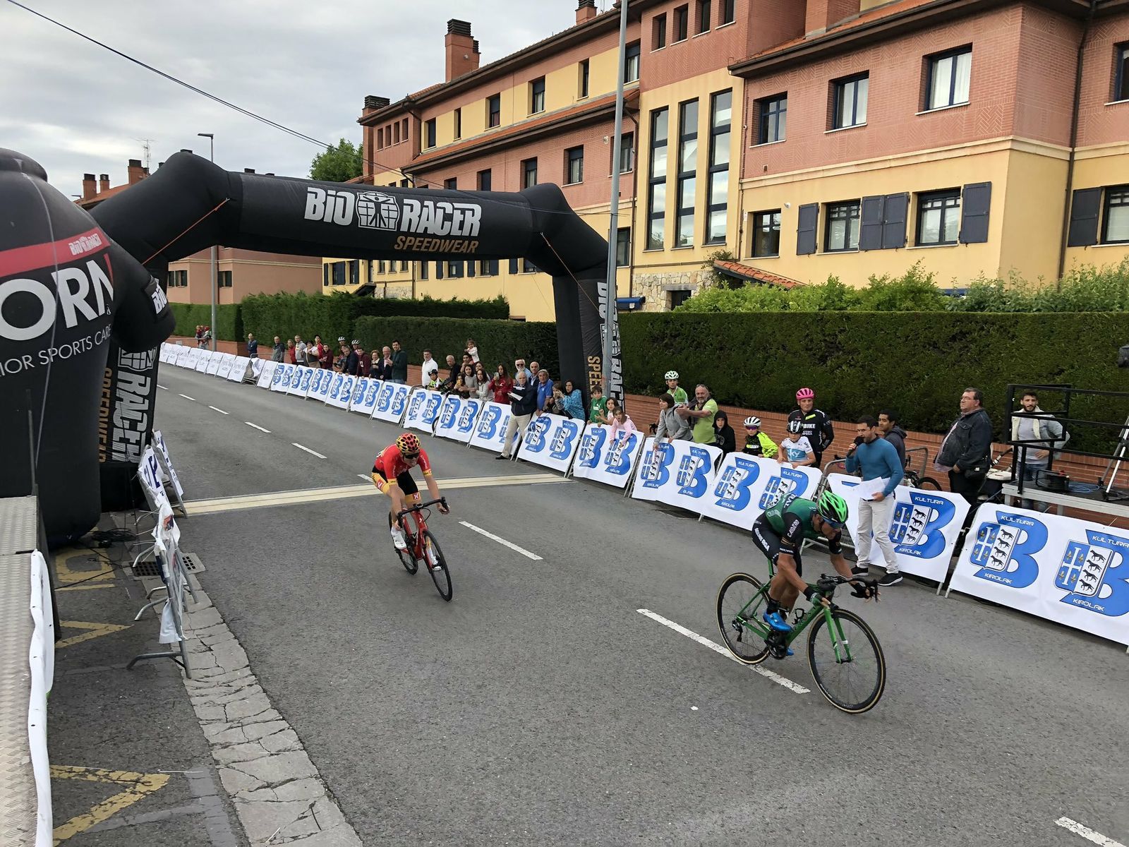 Carmelo Urbano se impone en la meta de Berango.
