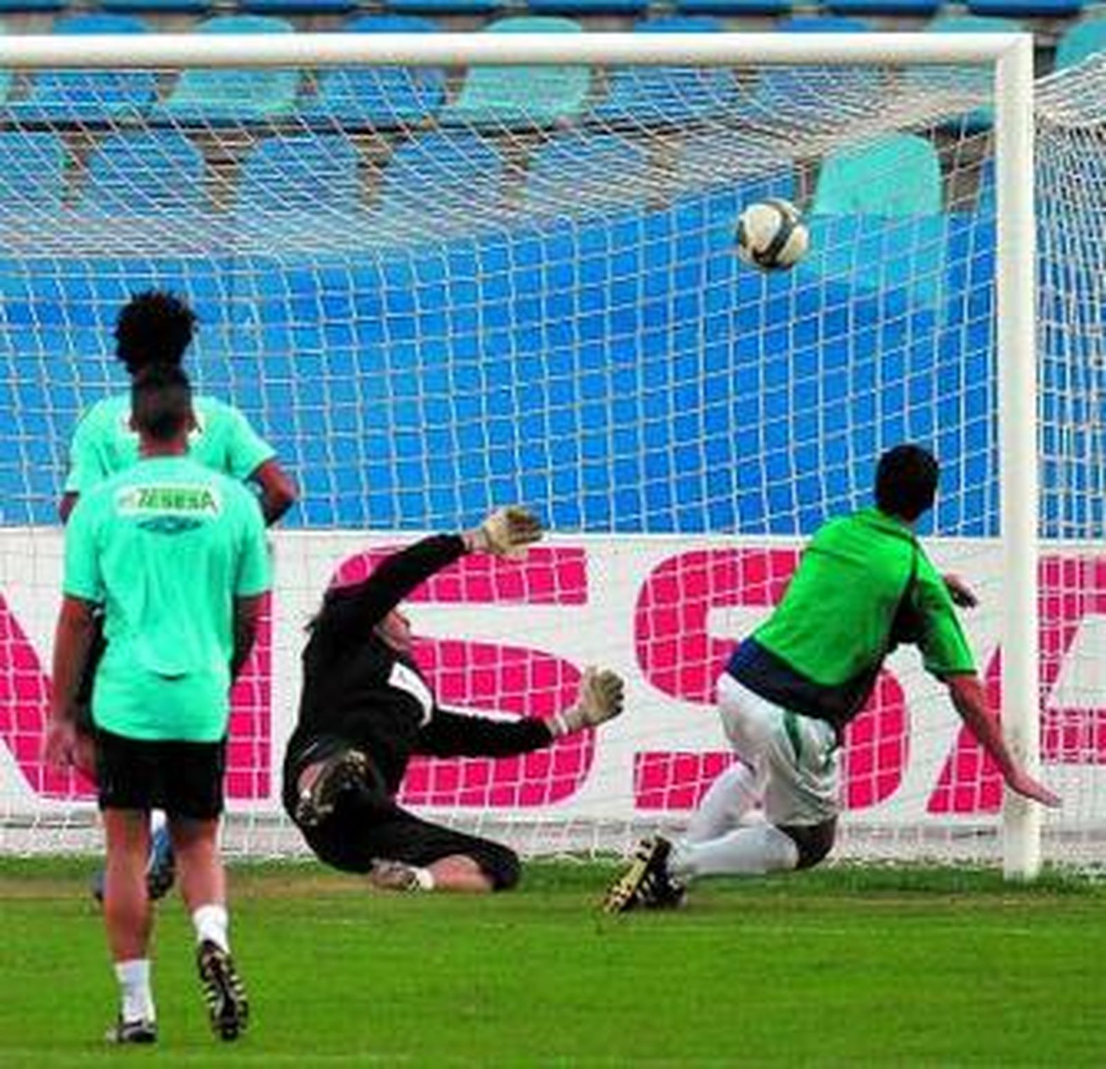 Una jugada del Málaga-Antequera del pasado miércoles.