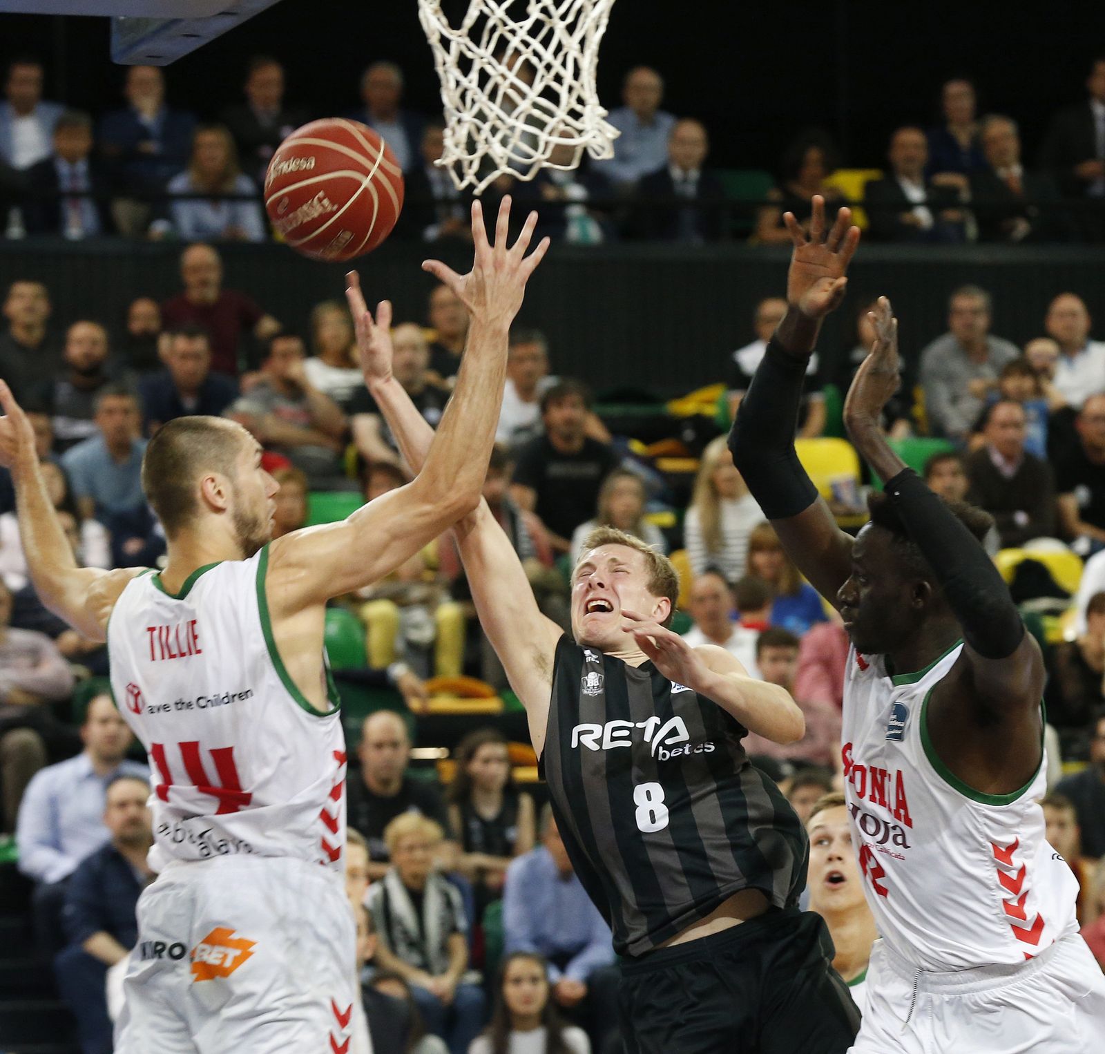 Borg lanza presionado por Tillie y Diop.