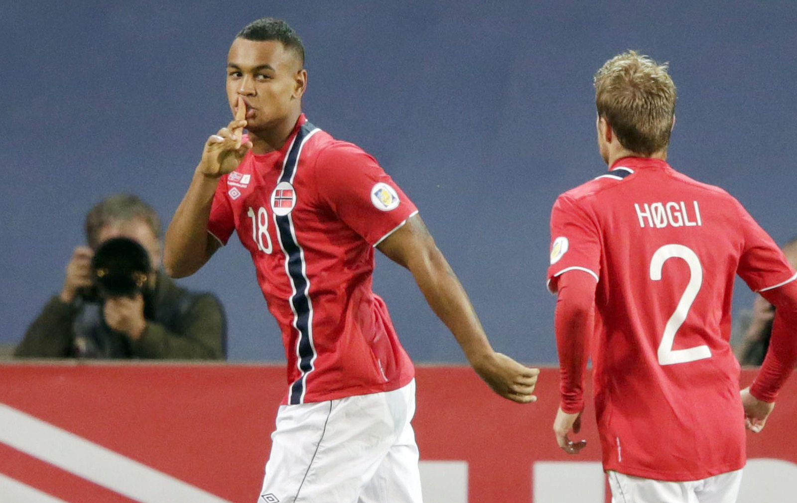 Joshua King, en un encuentro con Noruega.