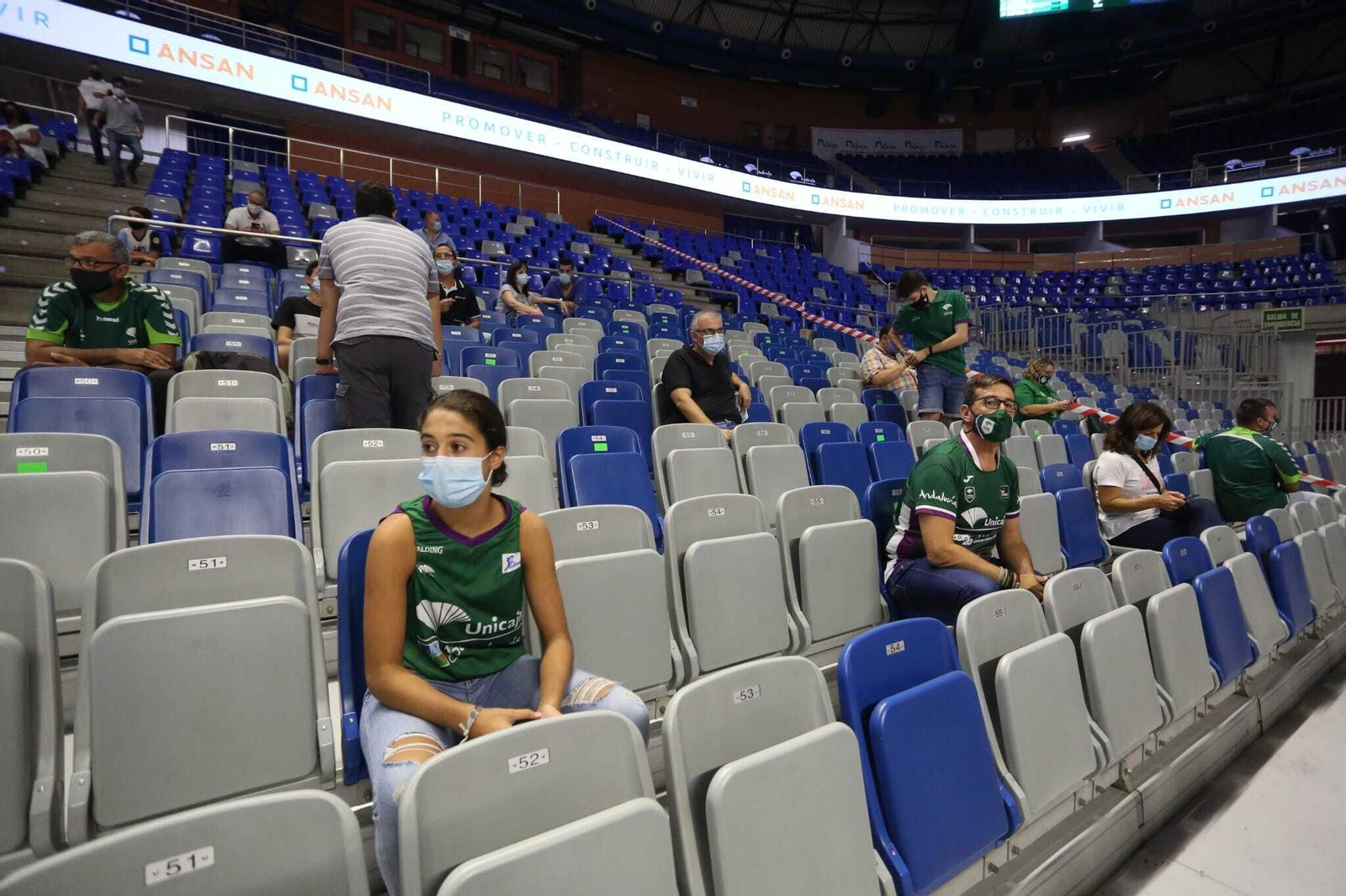 Las fotos del regreso de la afición del Unicaja al Carpena.