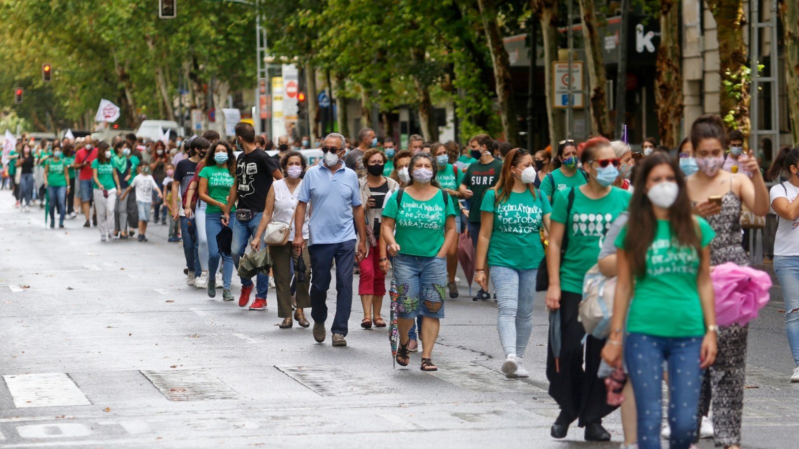 Sindicatos, profesores y padres marchan por Ronda de los Tejares