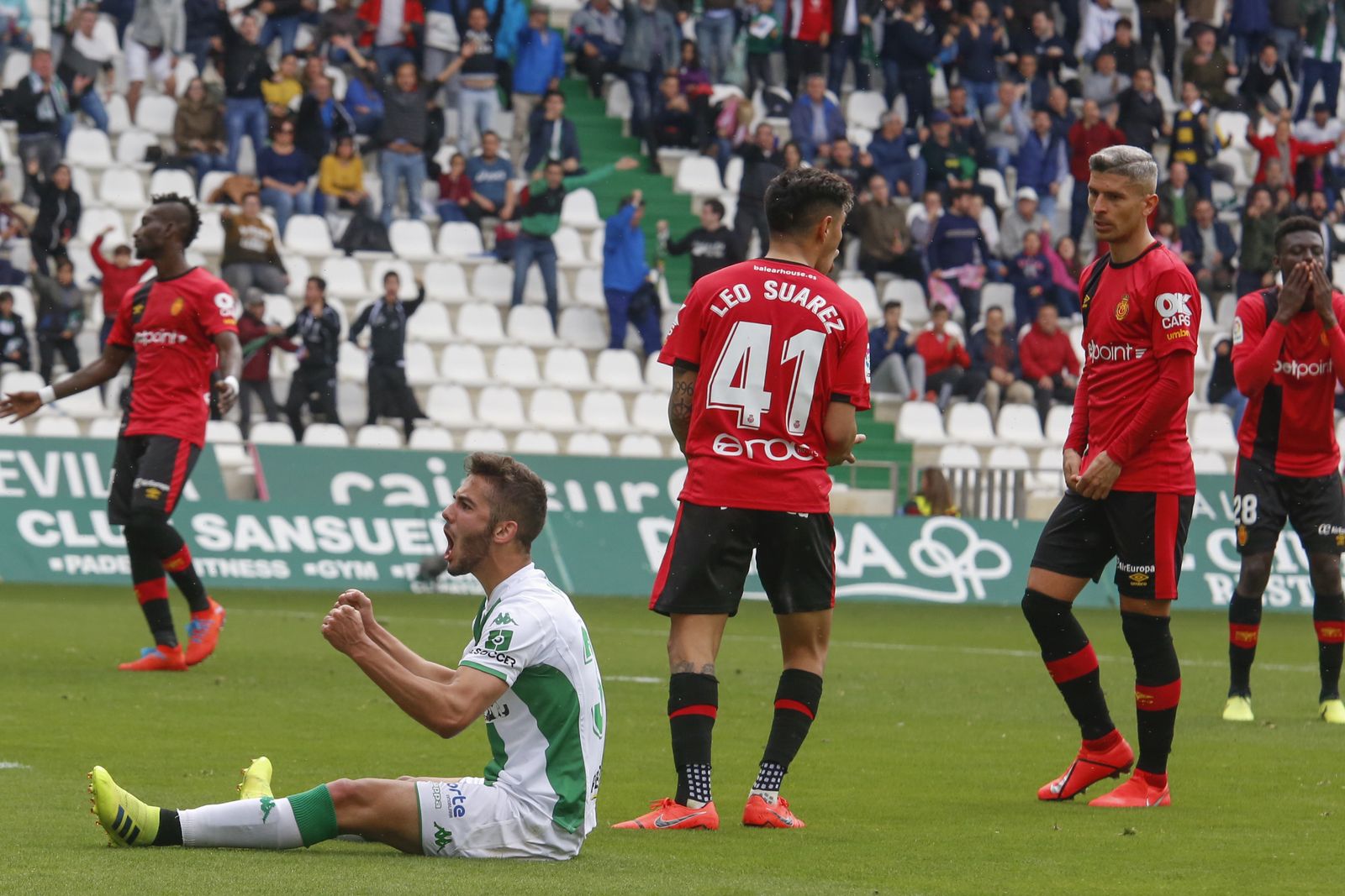 Andrés Martín celebra desde el suelo un gol del Córdoba CF al Mallorca.