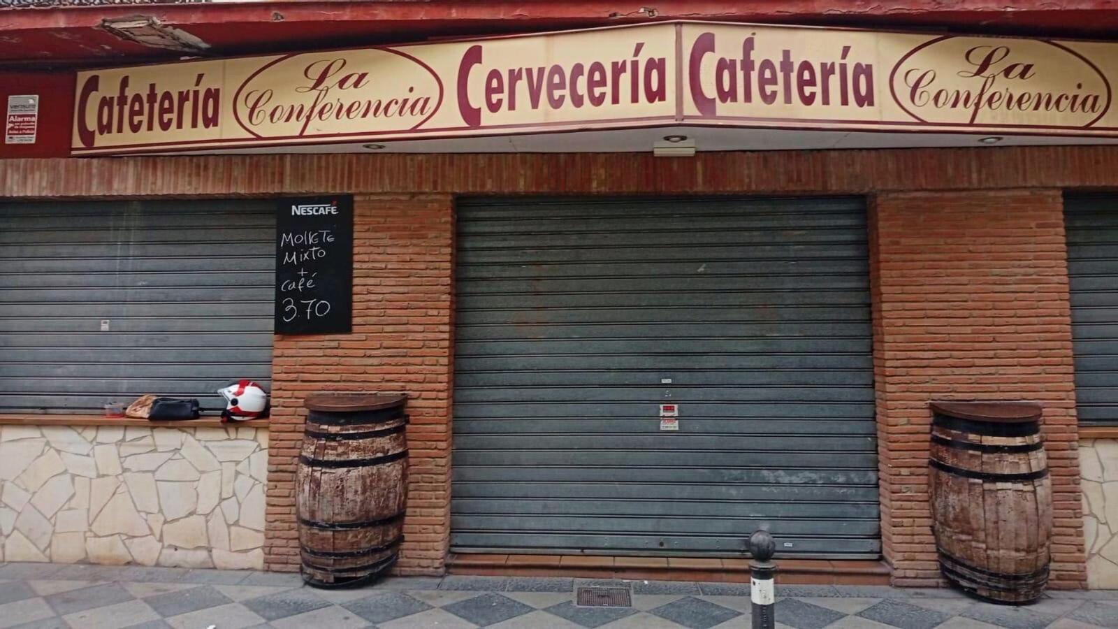 El bar 'La Conferencia' en la calle Monet, ublicado en el barrio de La Caridad, con las persianas bajadas tras el robo.