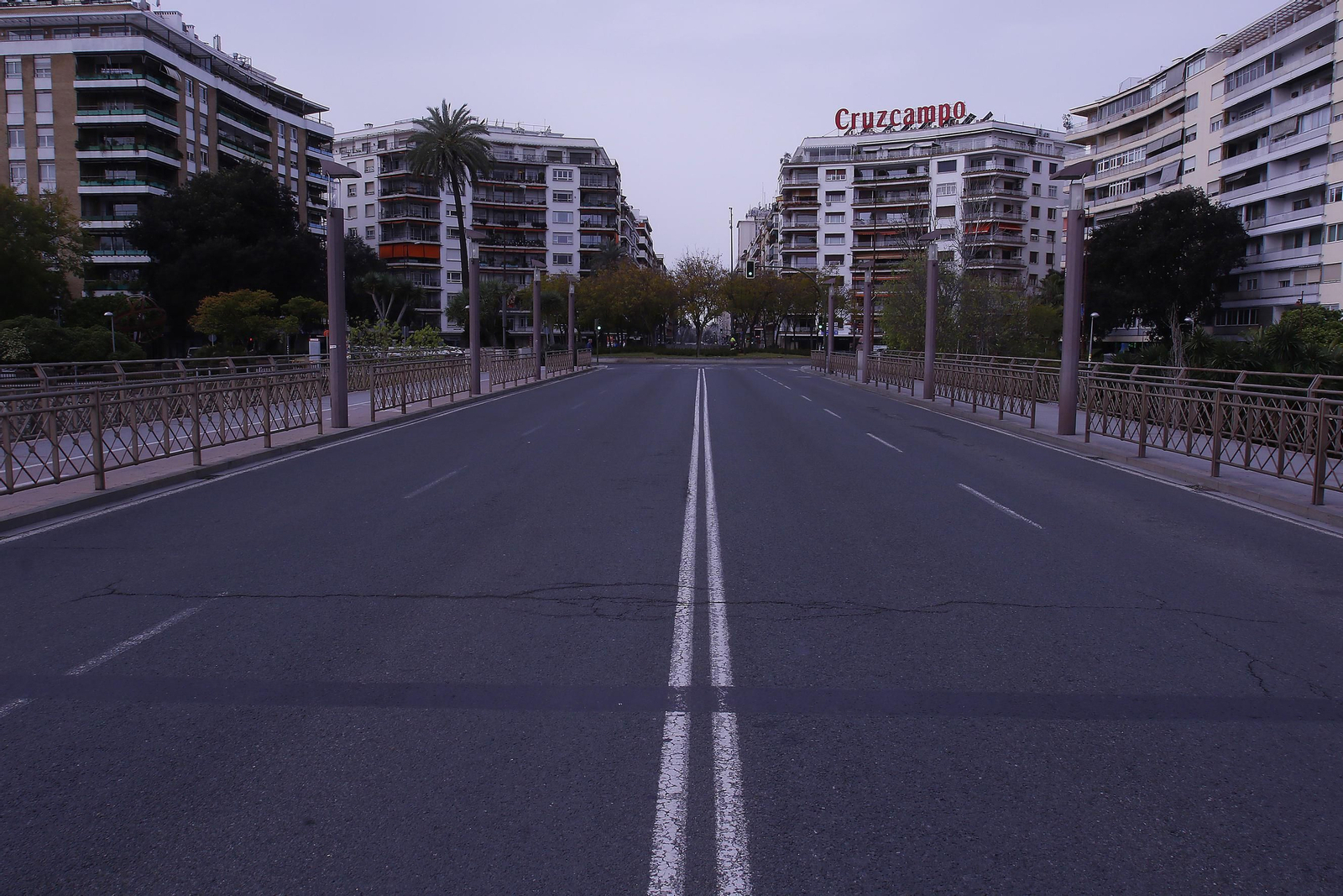 El puente de San Telmo de Sevilla completamente desierto.