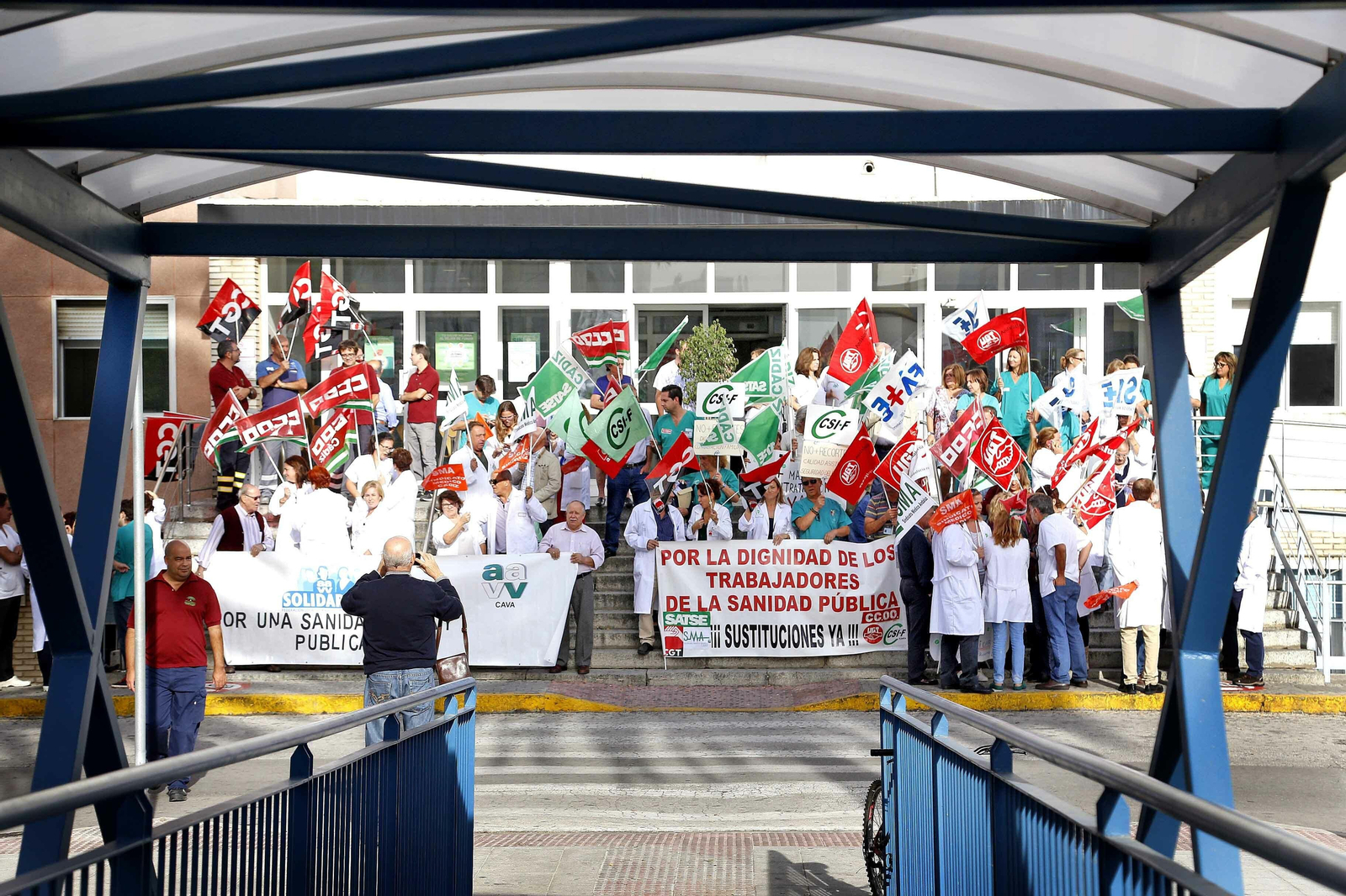 Imagen de una pasada concentración en las puertas del hospital por falta de personal.