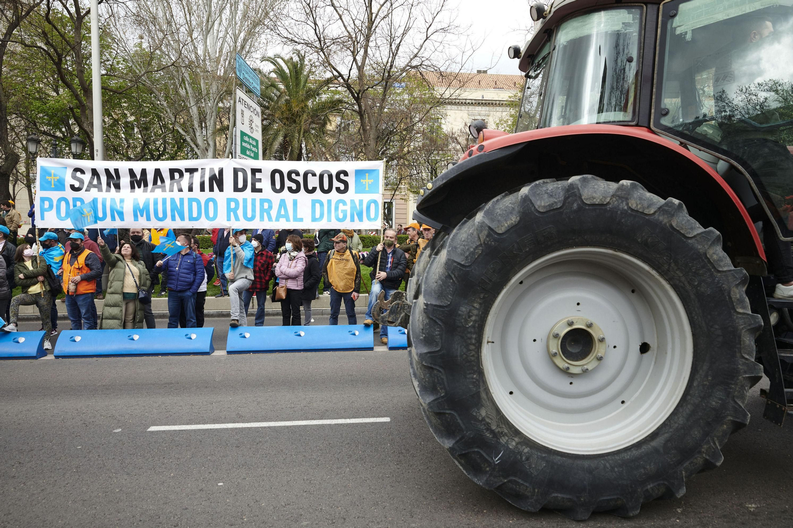 Tractores, rehalas de perros de caza y caballos en la manifestación del campo en Madrid