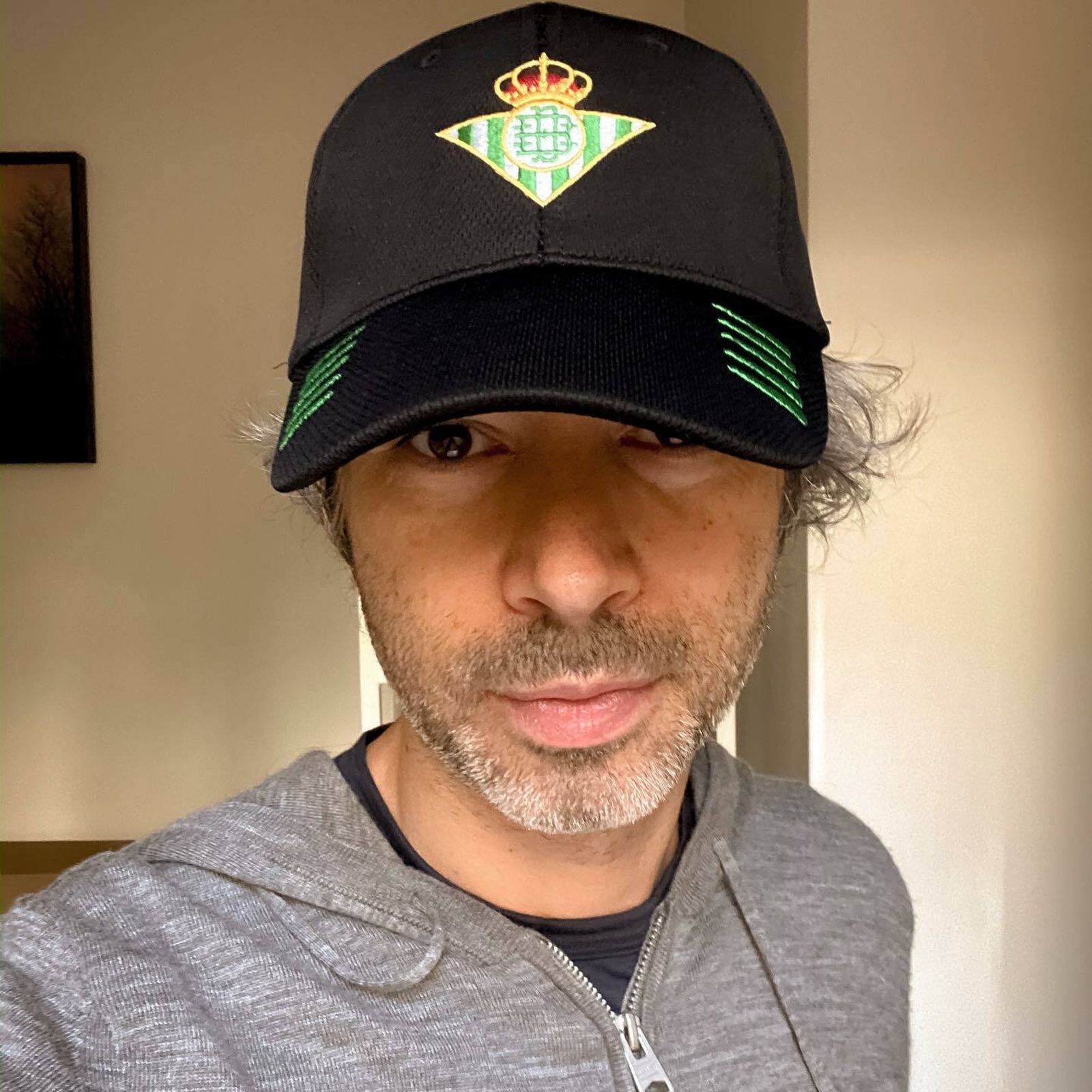 James Rhodes con una gorra del Real Betis.