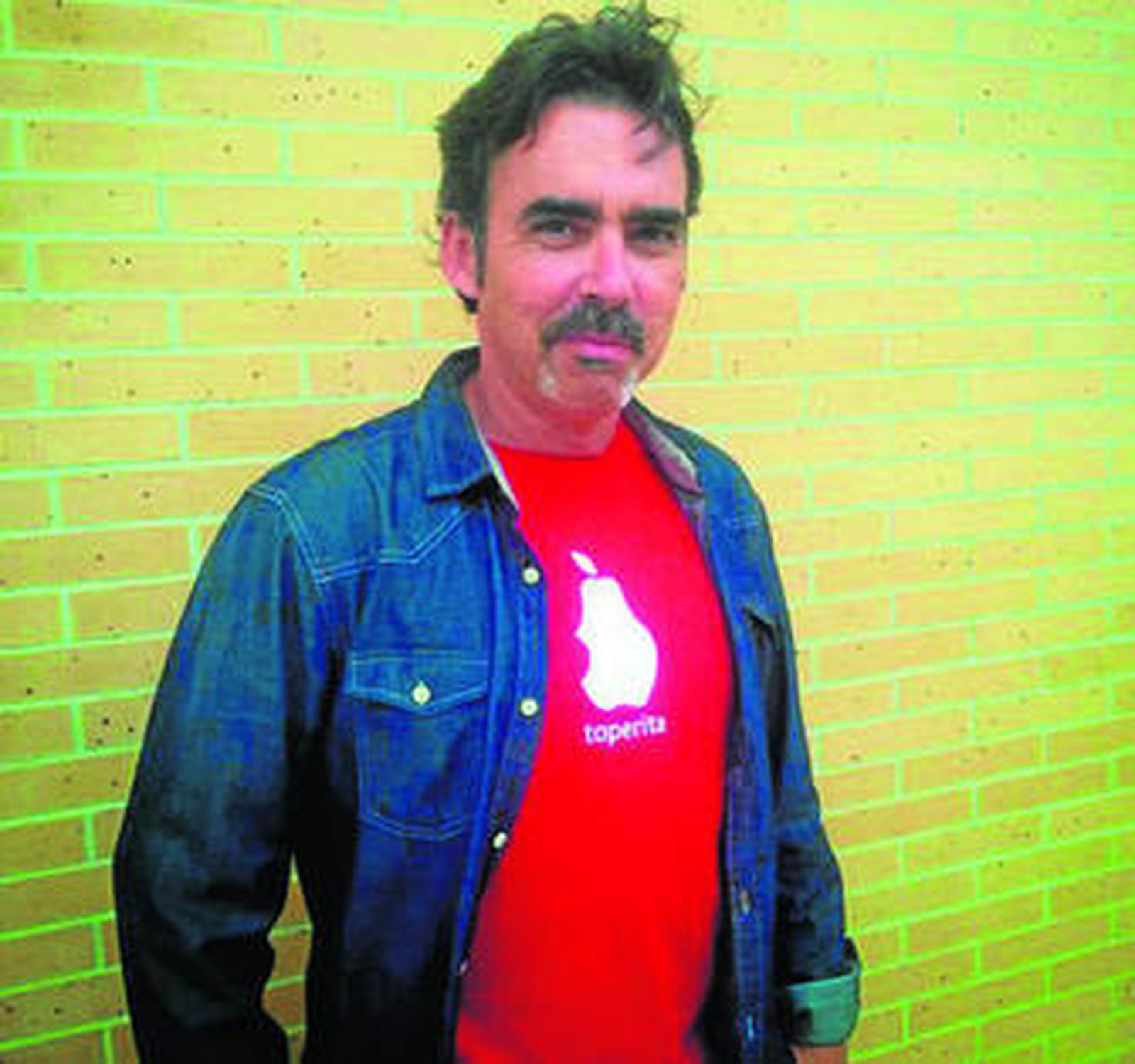 El diseñador malagueño Pablo Ruiz posa con una de sus polémicas camisetas.