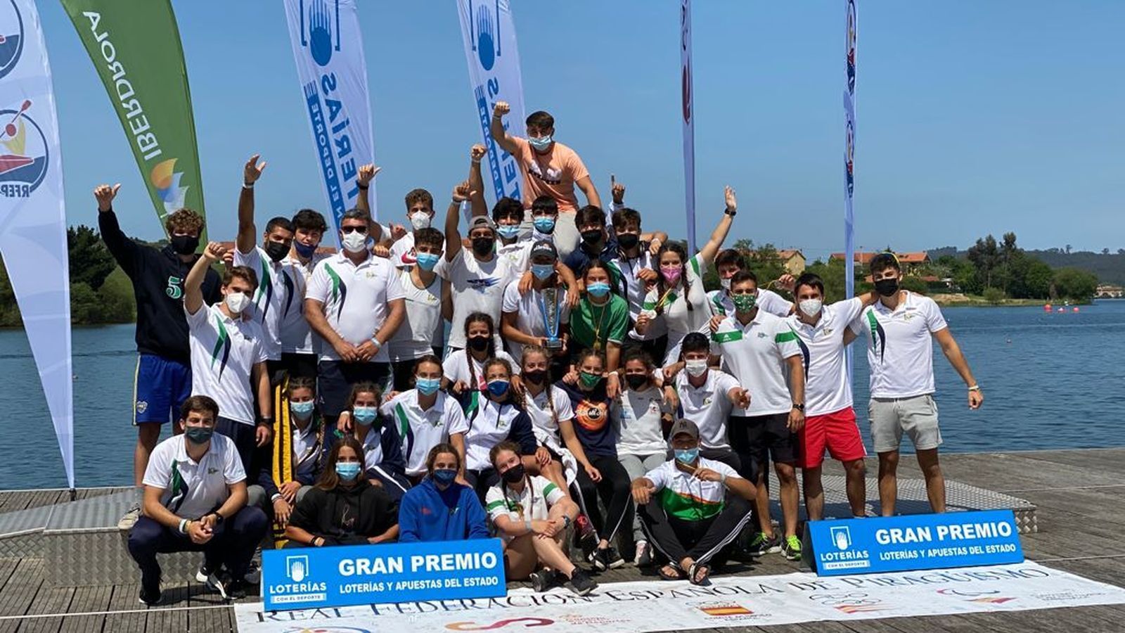 Los miembros del Náutico Sevilla celebran su segundo puesto por clubes.