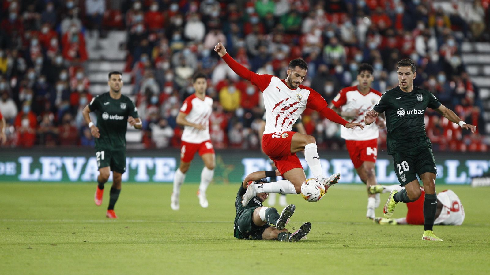 Lazo controla y salta sobre la entrada de un rival.
