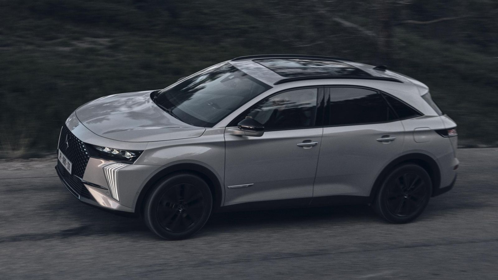 Con una batería de 14,2 kWh los DS 7 E-Tense tienen una considerable autonomía eléctrica, del mismo modo que con la potencia de sus motores térmicos no andan escasos de empuje cuando aquellas se descargan.