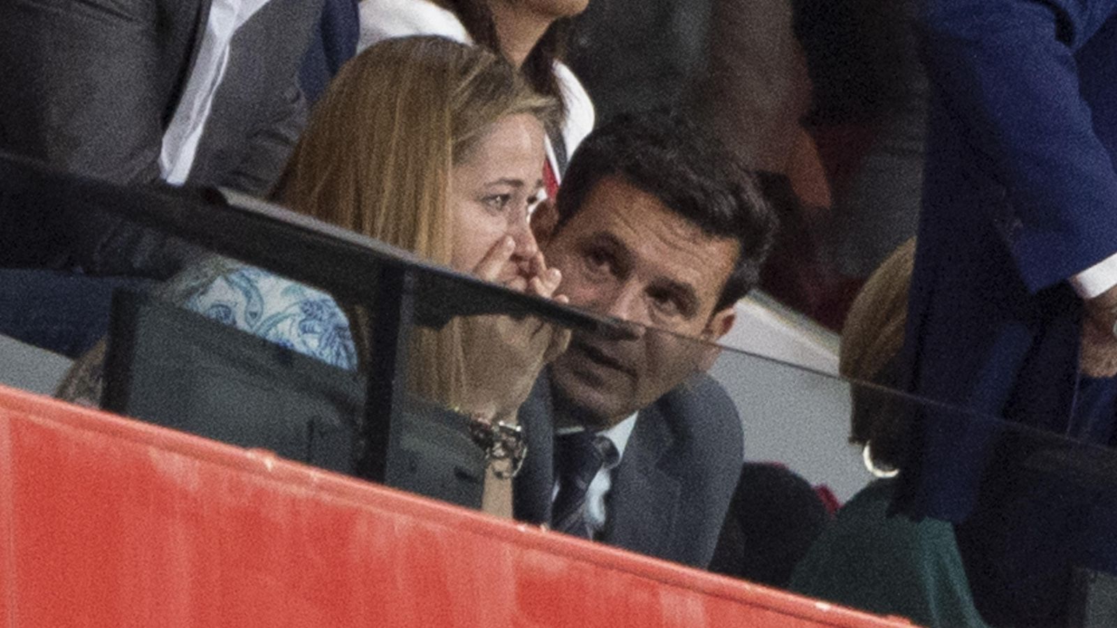 El alcalde de Granada, Francisco Cuenca, da ánimos a Patricia Rodríguez en el palco de Los Cármenes.