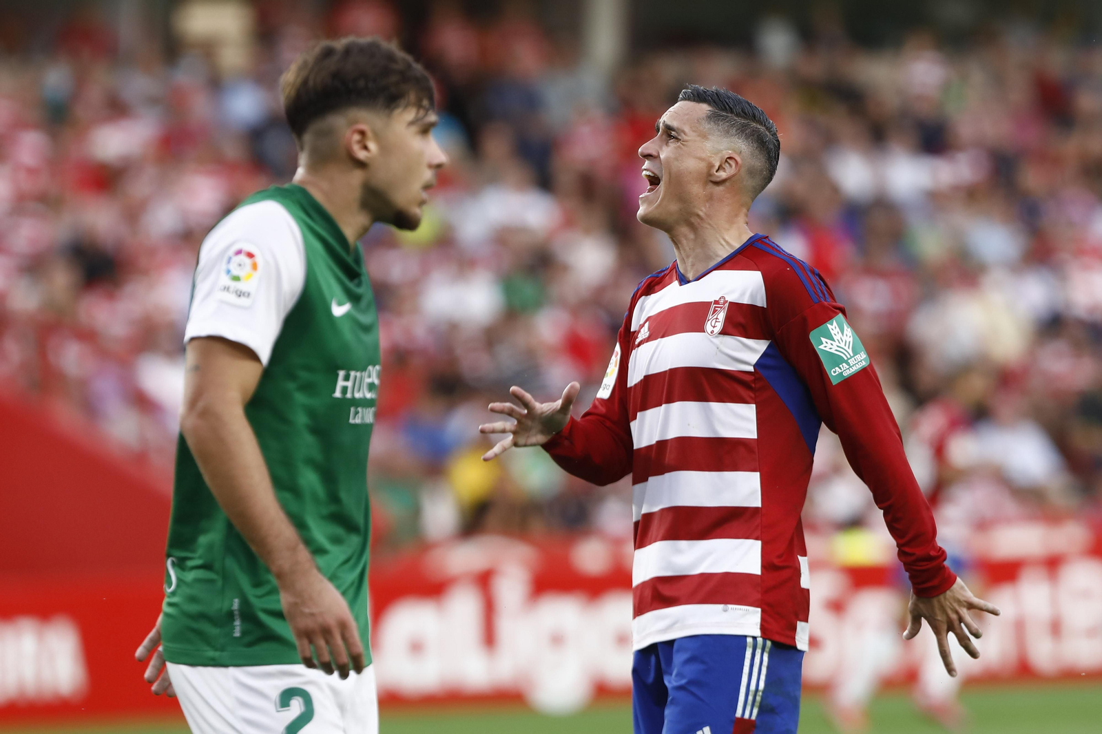 José Callejón lamenta una ocasión fallida en el encuentro ante el Huesca.