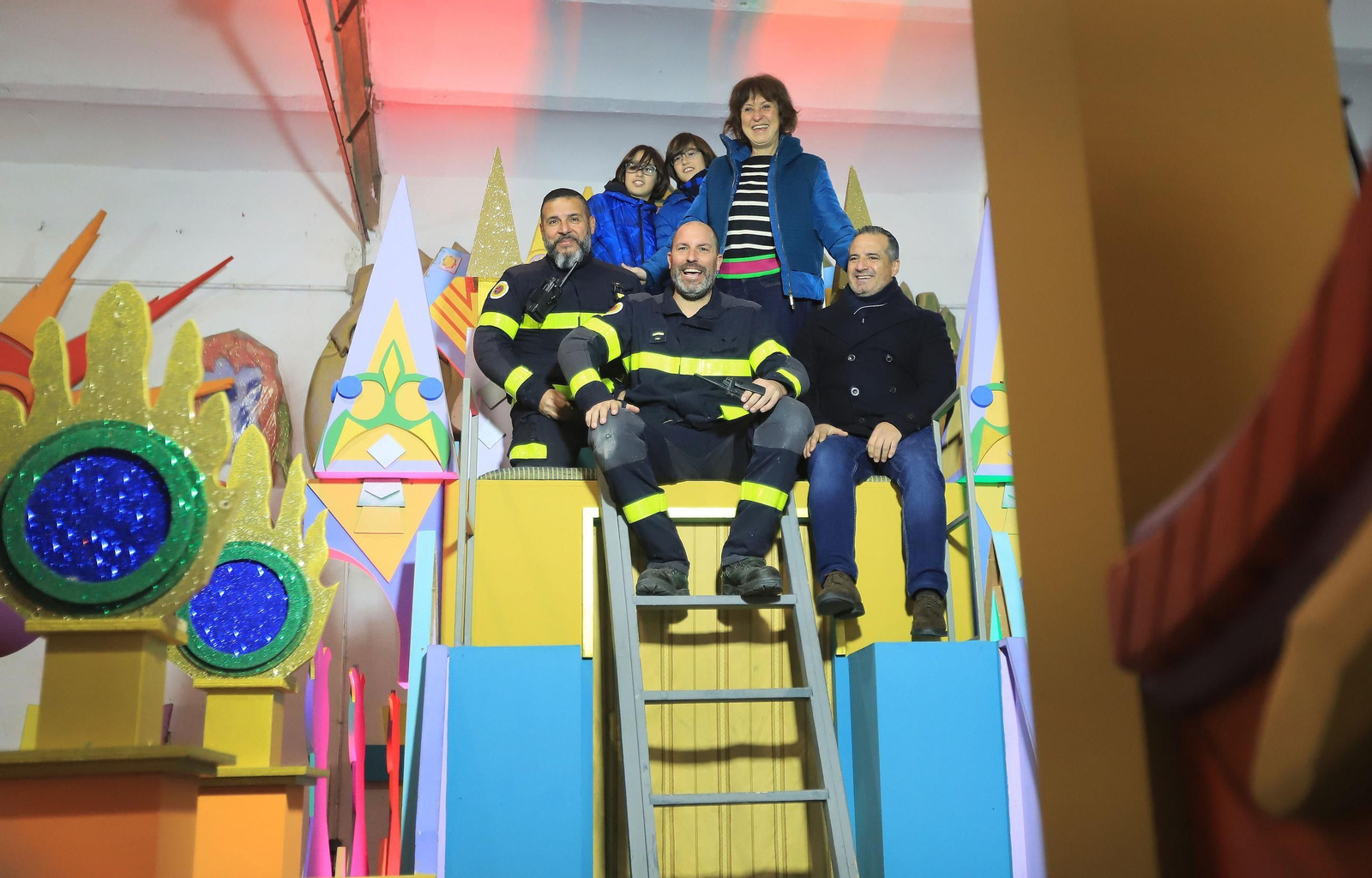 María Jesús Palacios, en el trono del Rey Gaspar con sus hijos y compañeros del parque de Bomberos. María Jesús Palacios, en el trono del Rey Gaspar con sus hijos y compañeros del parque de Bomberos.