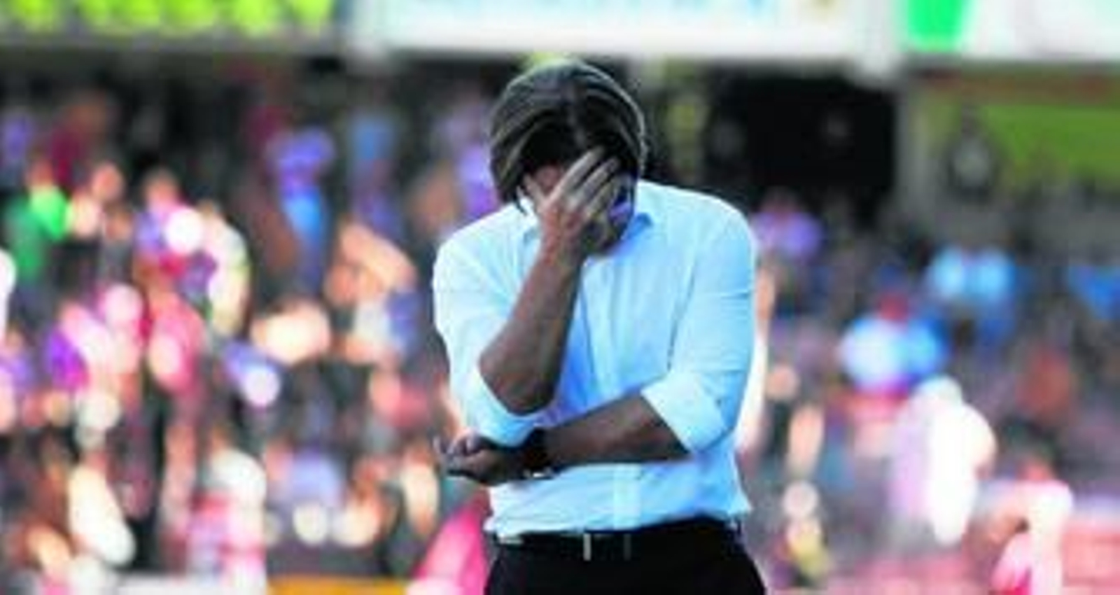 Anquela, sin chaqueta y con la camisa arremangada, se lleva la mano a la cabeza en un gesto de frustración.