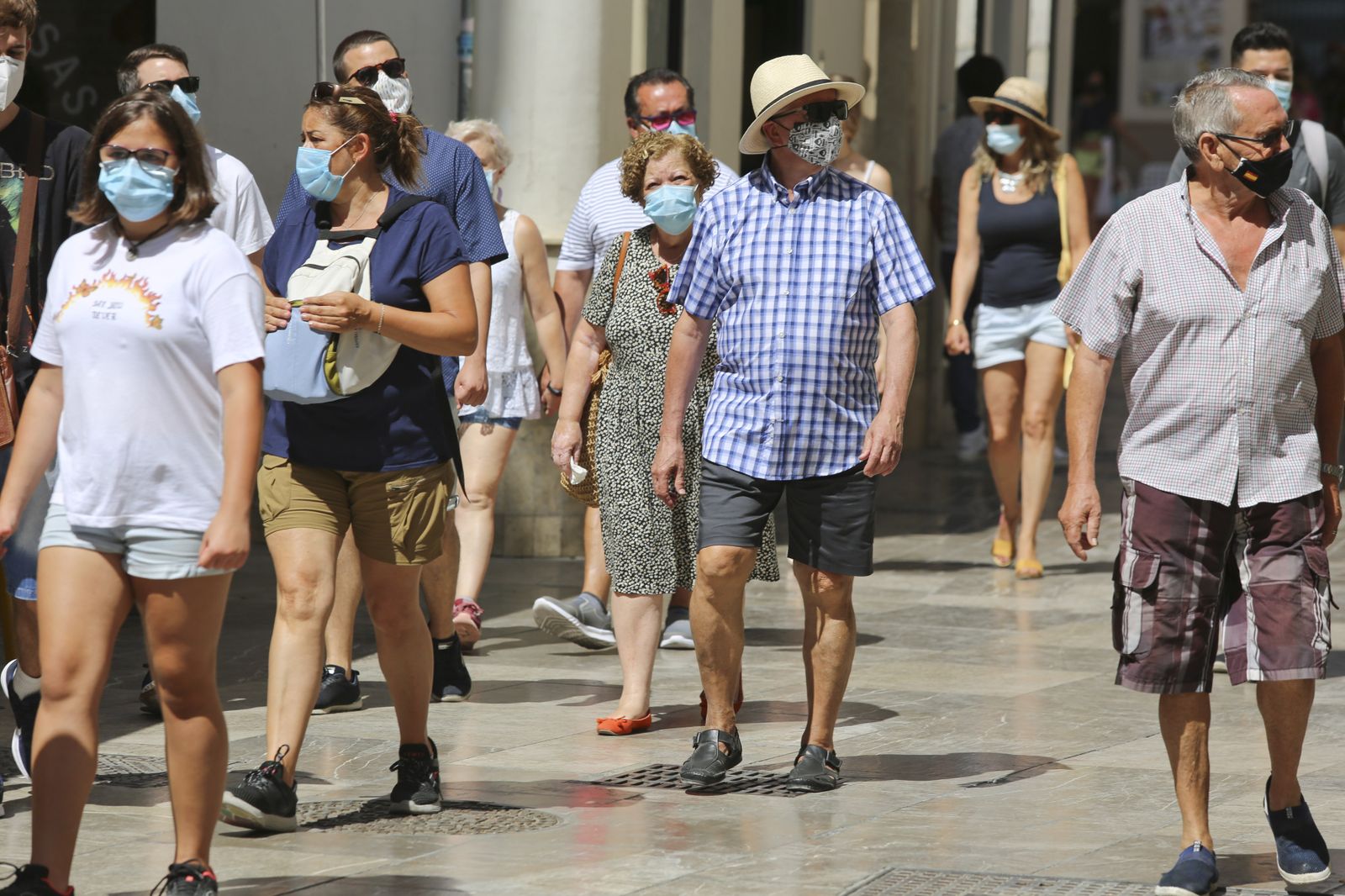 Personas con mascarilla en el centro de Málaga.
