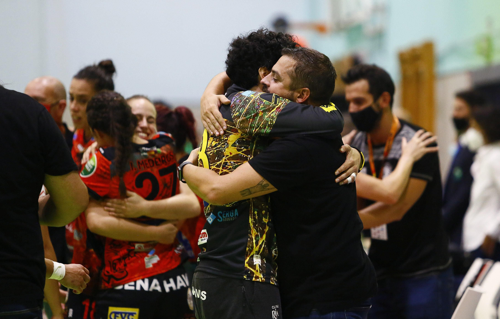 Suso Gallardo se abraza con Merche Castellanos y en la fotografía se ve el tatuaje en honor a Diego Carrasco.