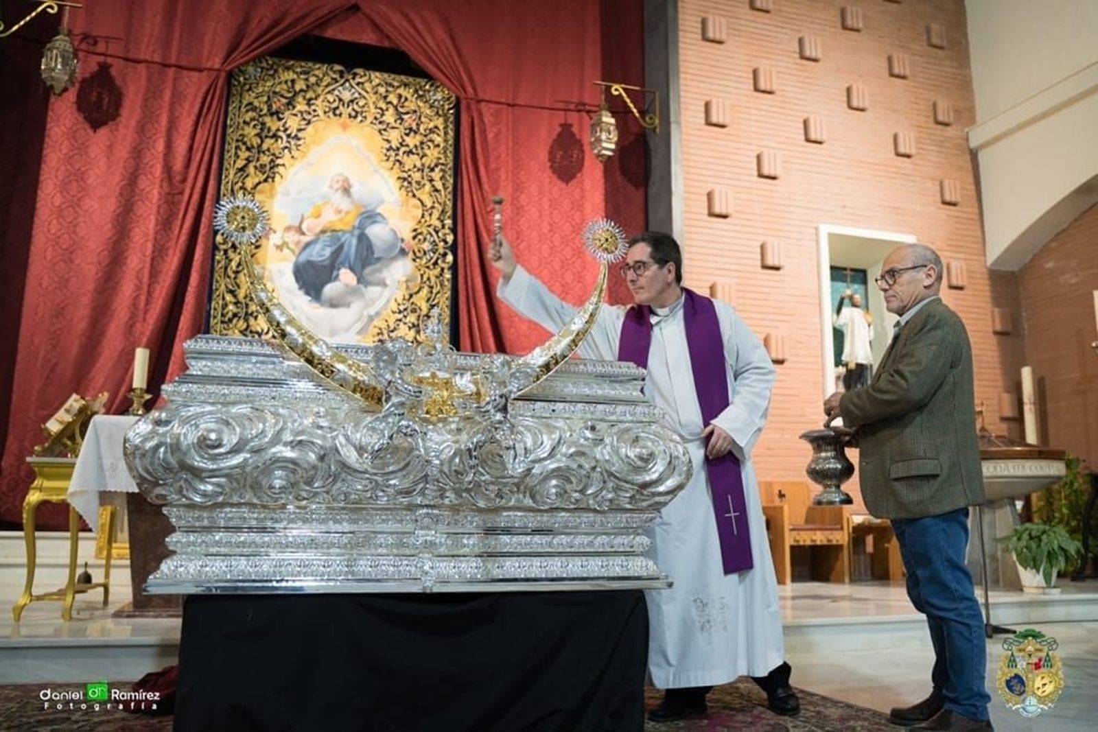 Momento de la bendición de los estrenos de la hermandad.