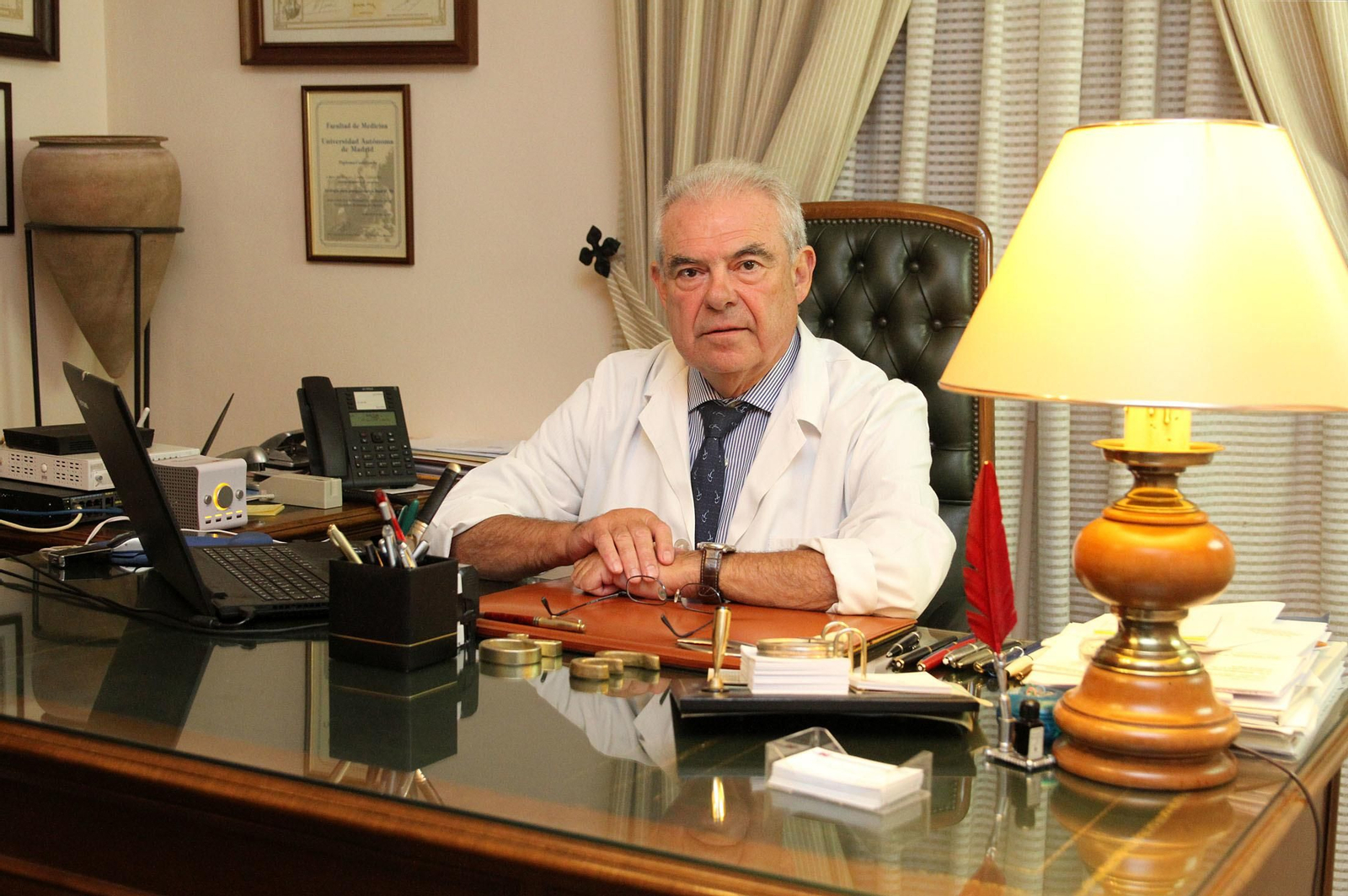 Manuel Gómez, en su consulta