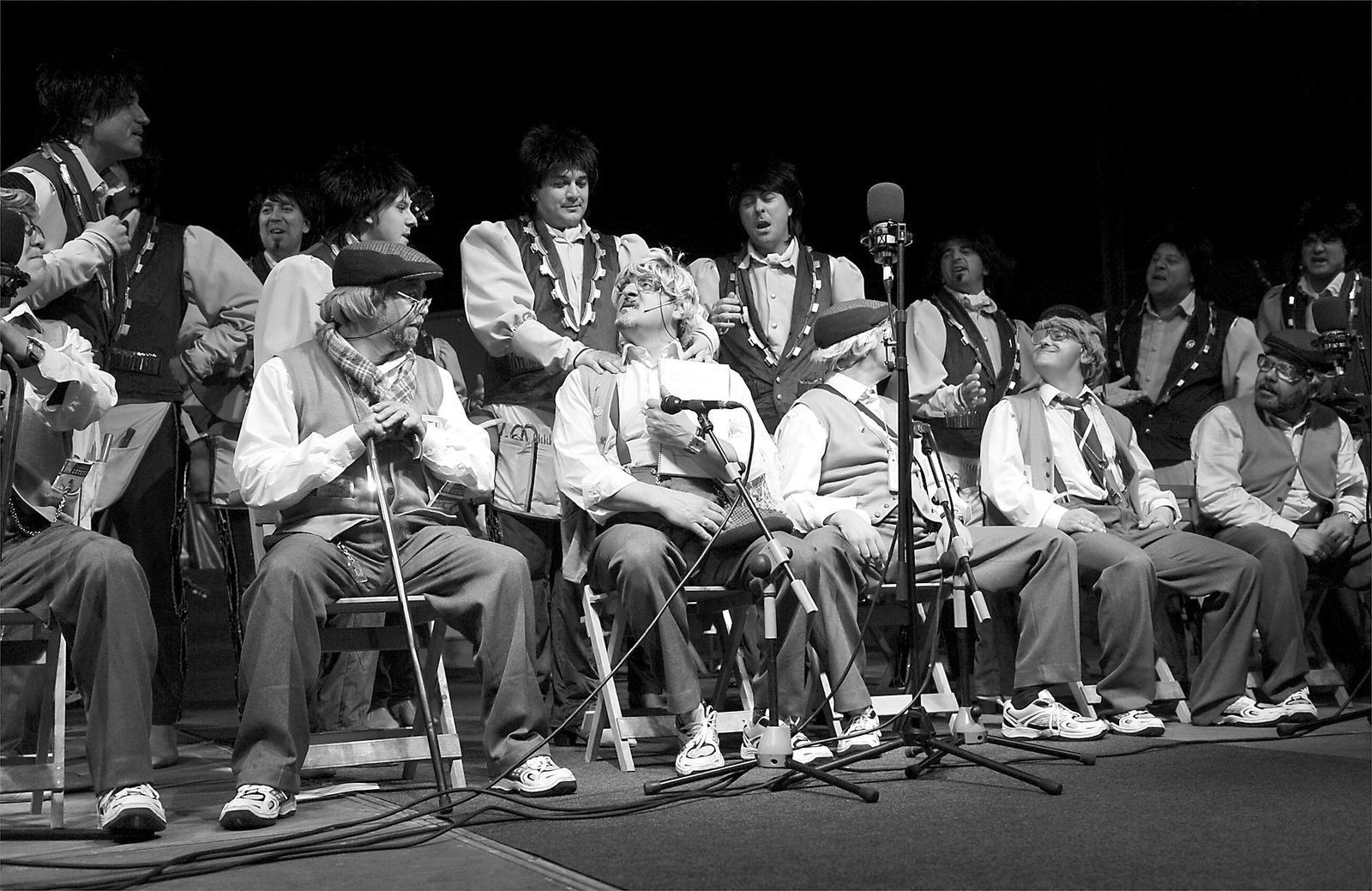 El Love, pregonero del Carnaval de San Fernando en 2009, en un momento de acto en el que compartió escenario con 'Los tijeritas'