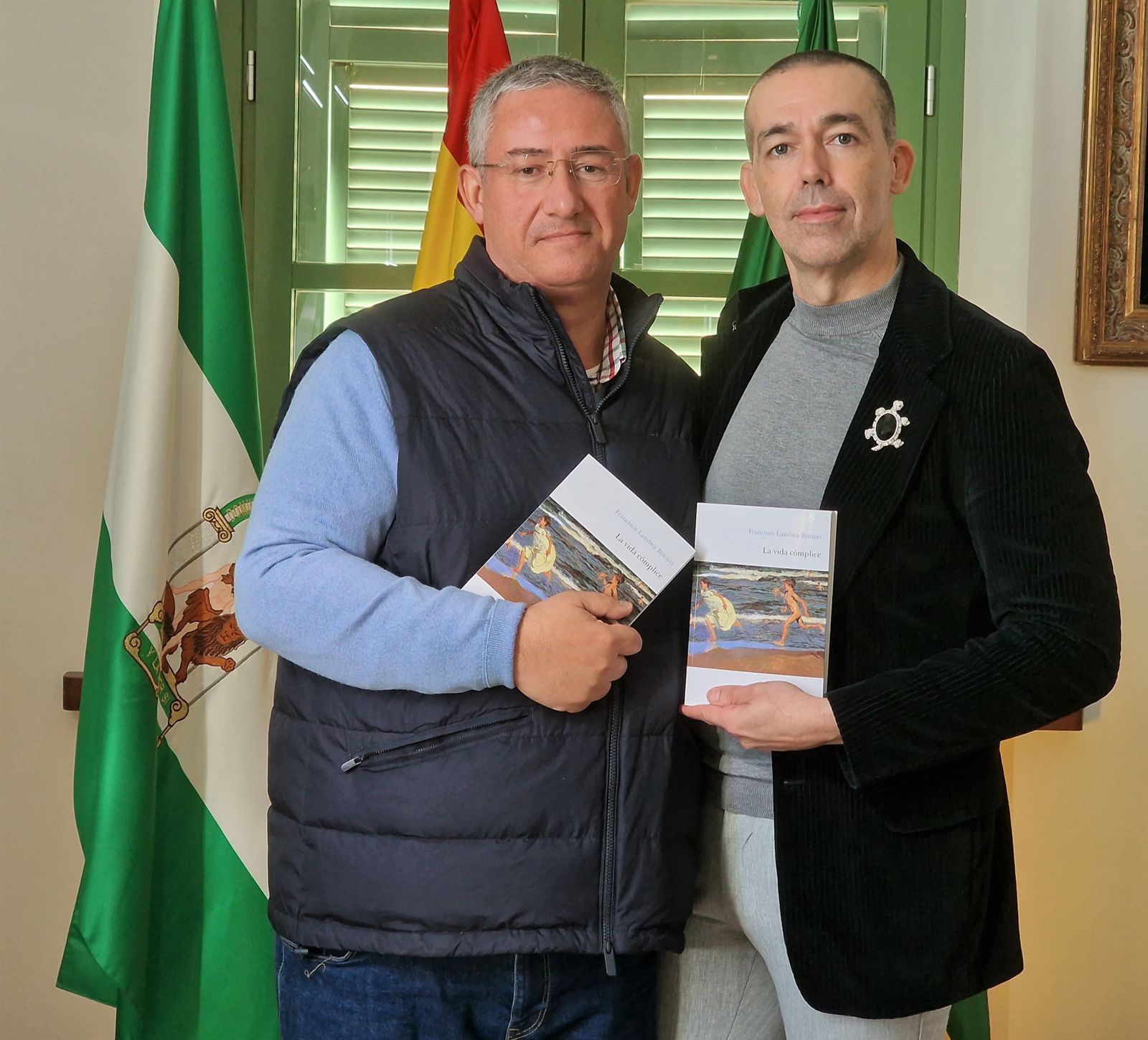 Francisco Lambea Bornay, junto al concejal David Calleja, con su nuevo libro de poemas.