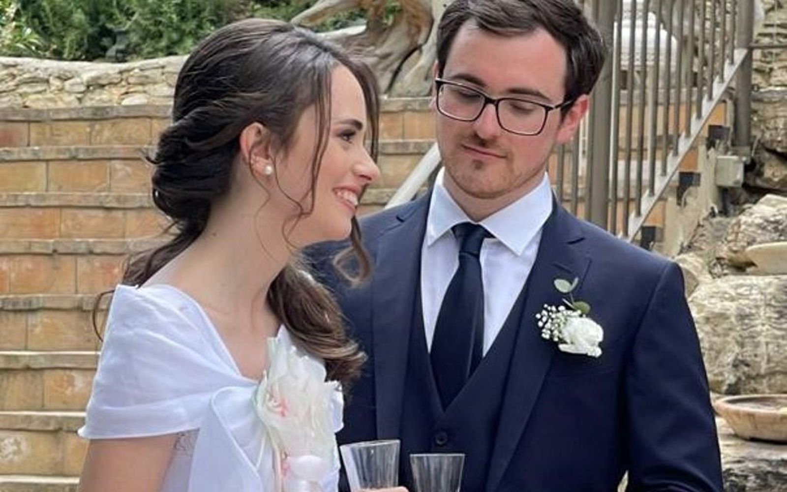 El nuevo matrimonio Carola Friscia y Toni Grimaldi Alcina, durante la celebración.
