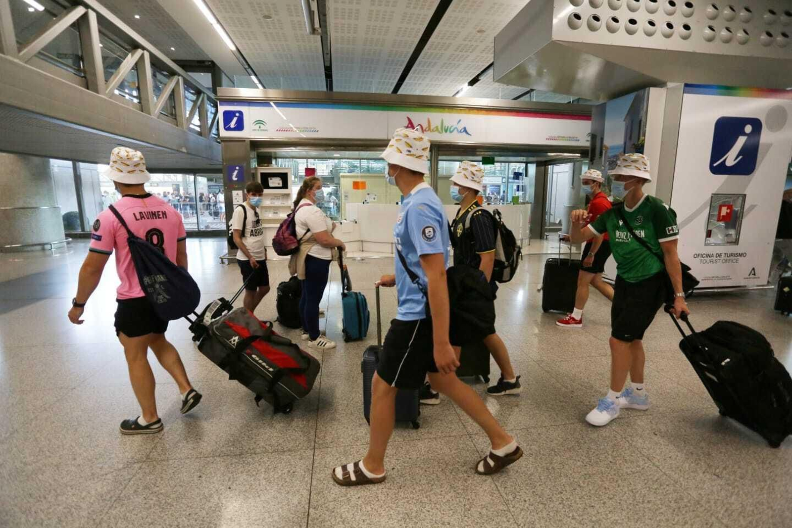 El desembarco de británicos en el aeropuerto de Málaga, en fotos