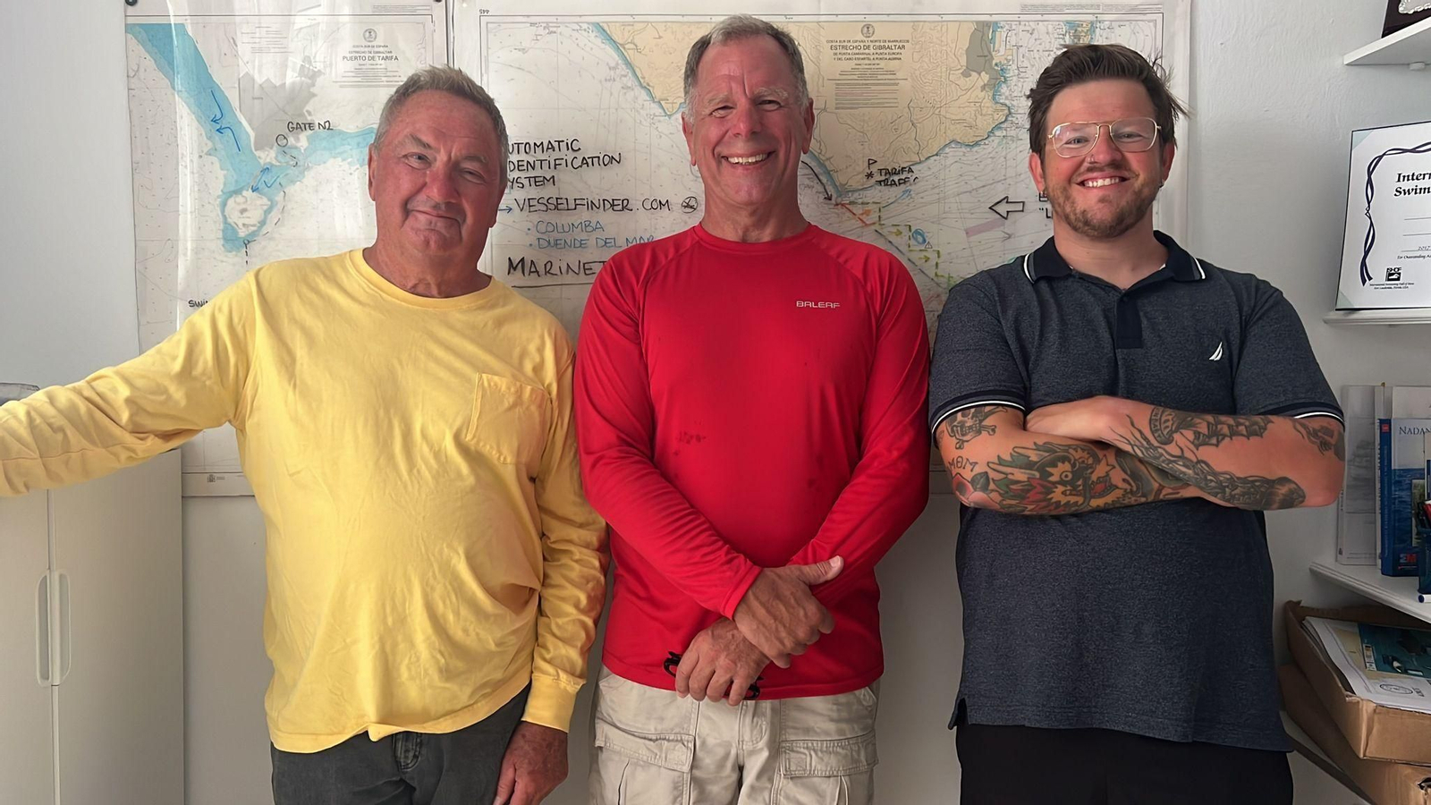 Los tres nadadores estadounidenses, tras su regreso a Tarifa