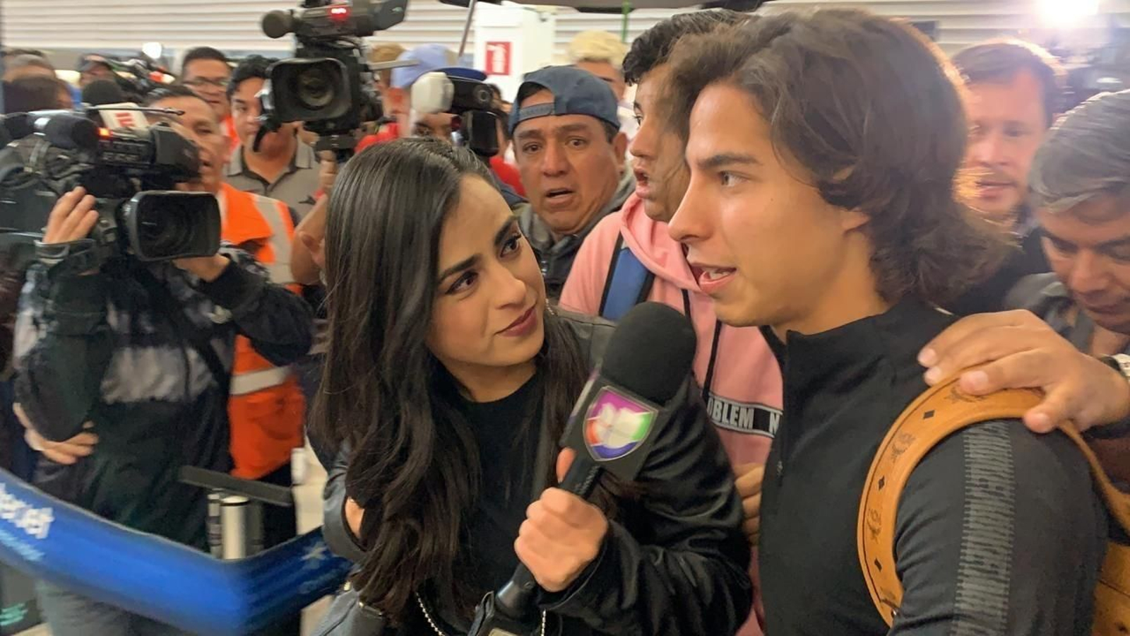 Lainez atiende a los medios de comunicación en el Aeropuerto Internacional de la CDMX.