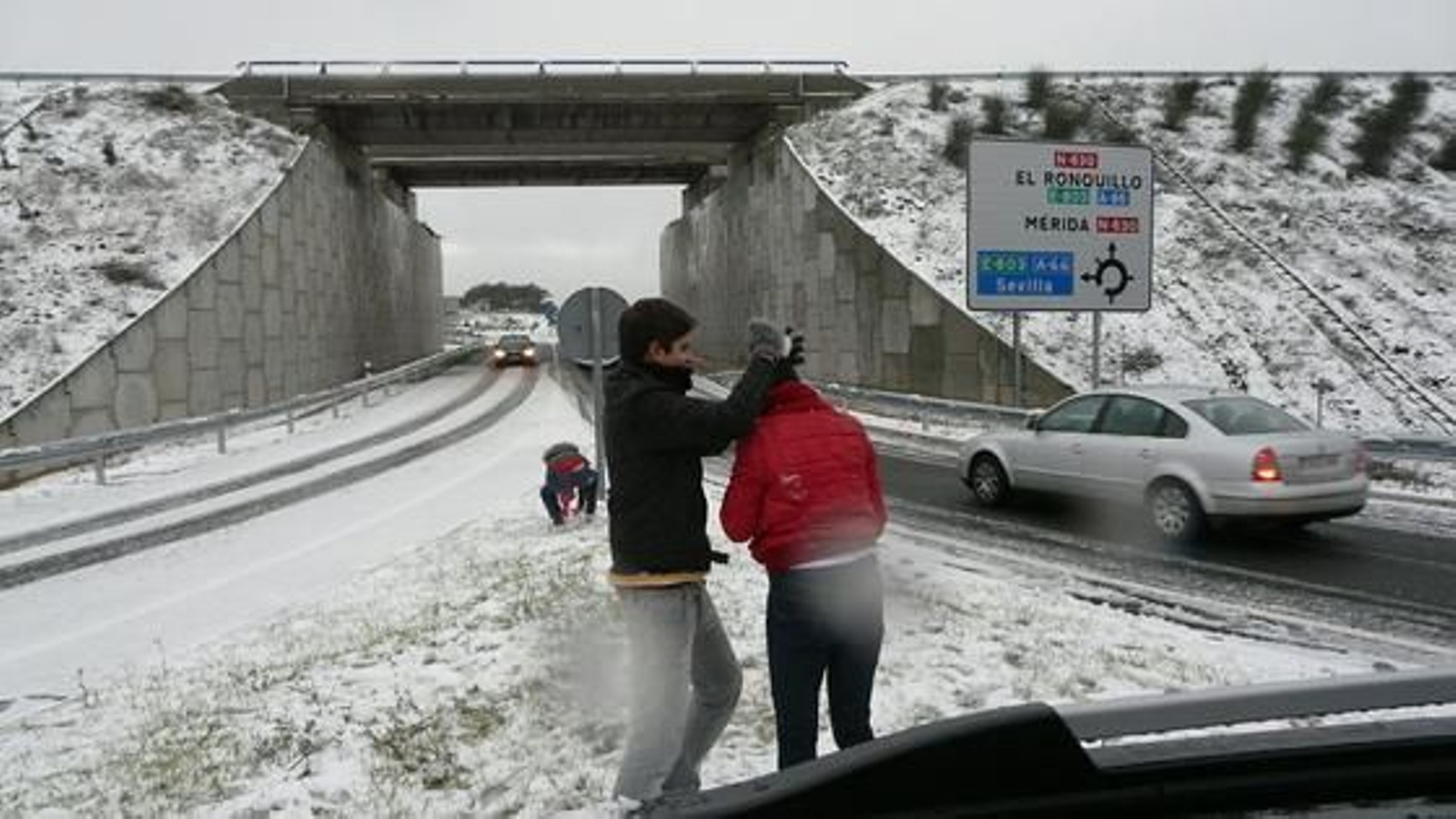 Varios niños juegan con la nieve a la salida de el Ronquillo./ Agustín Rodríguez