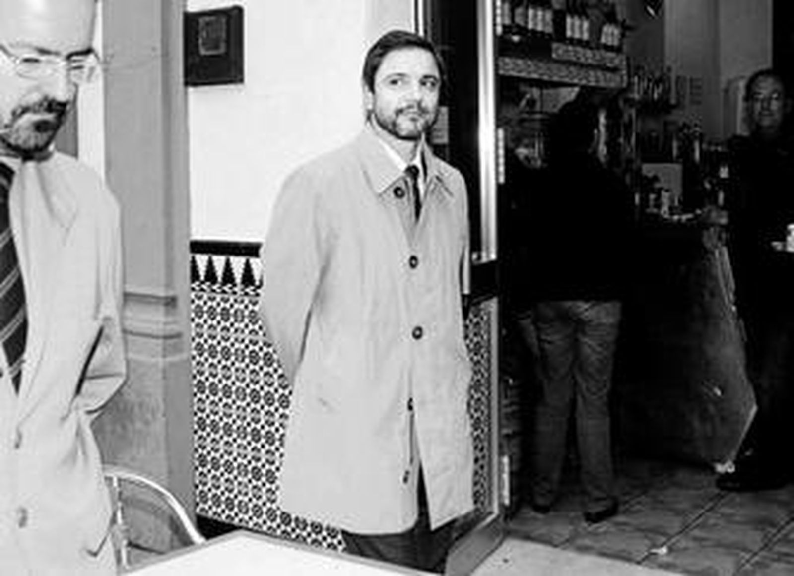 El ex director del mercado central, Fernando Mellet, junto a uno de los abogados defensores.