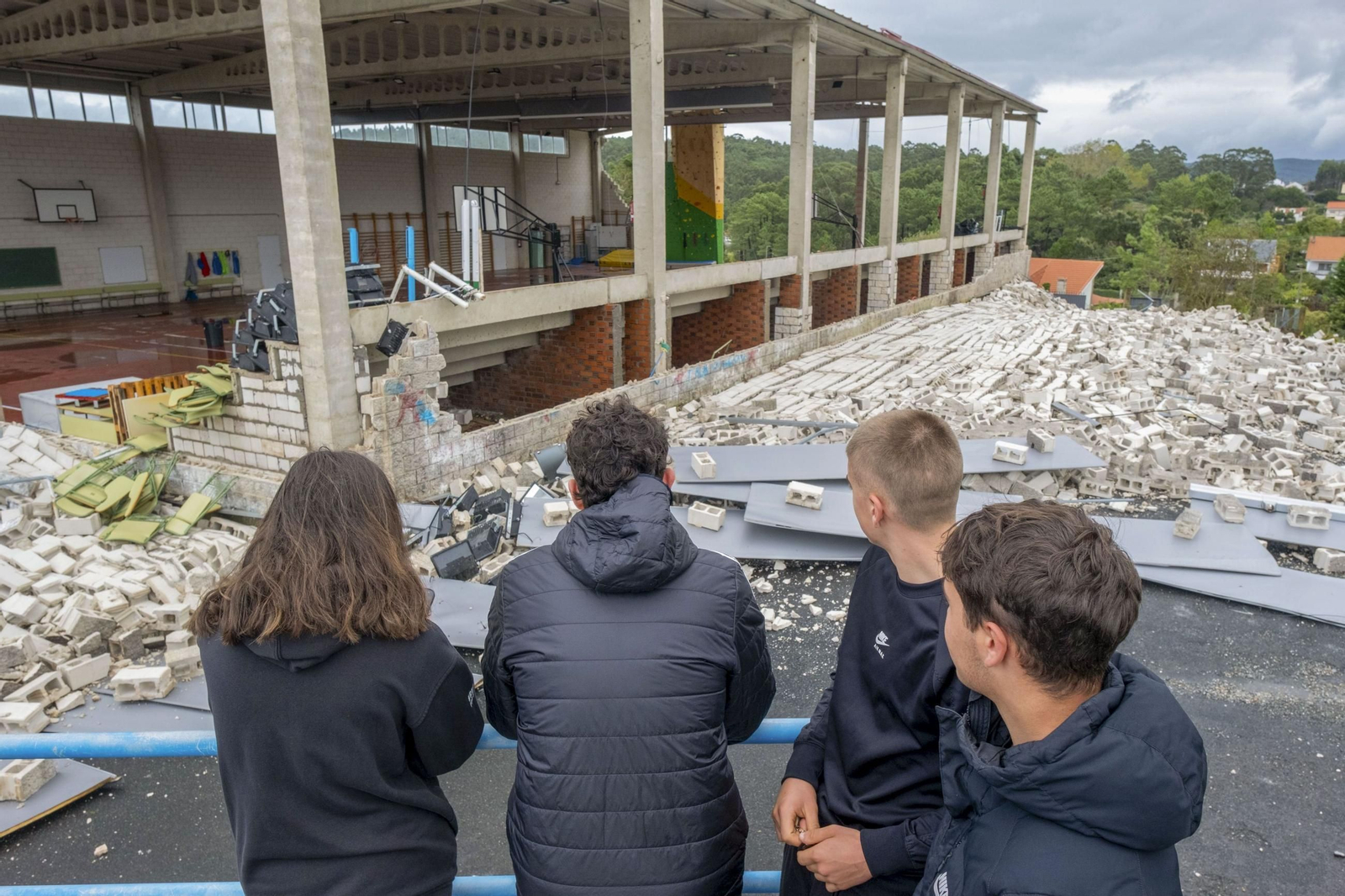 Colapsan los muros de un centro deportivo en La Coruña