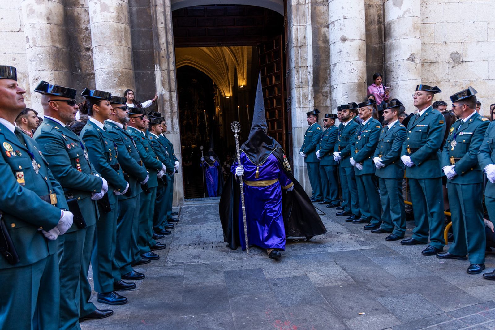 La tarde del Jueves Santo llena de cruces y capirotes el centro