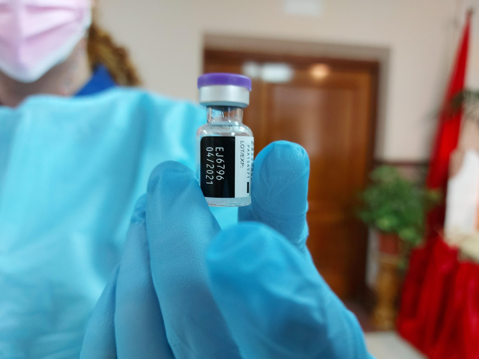 Una sanitaria muestra un bote con la vacuna del covid.